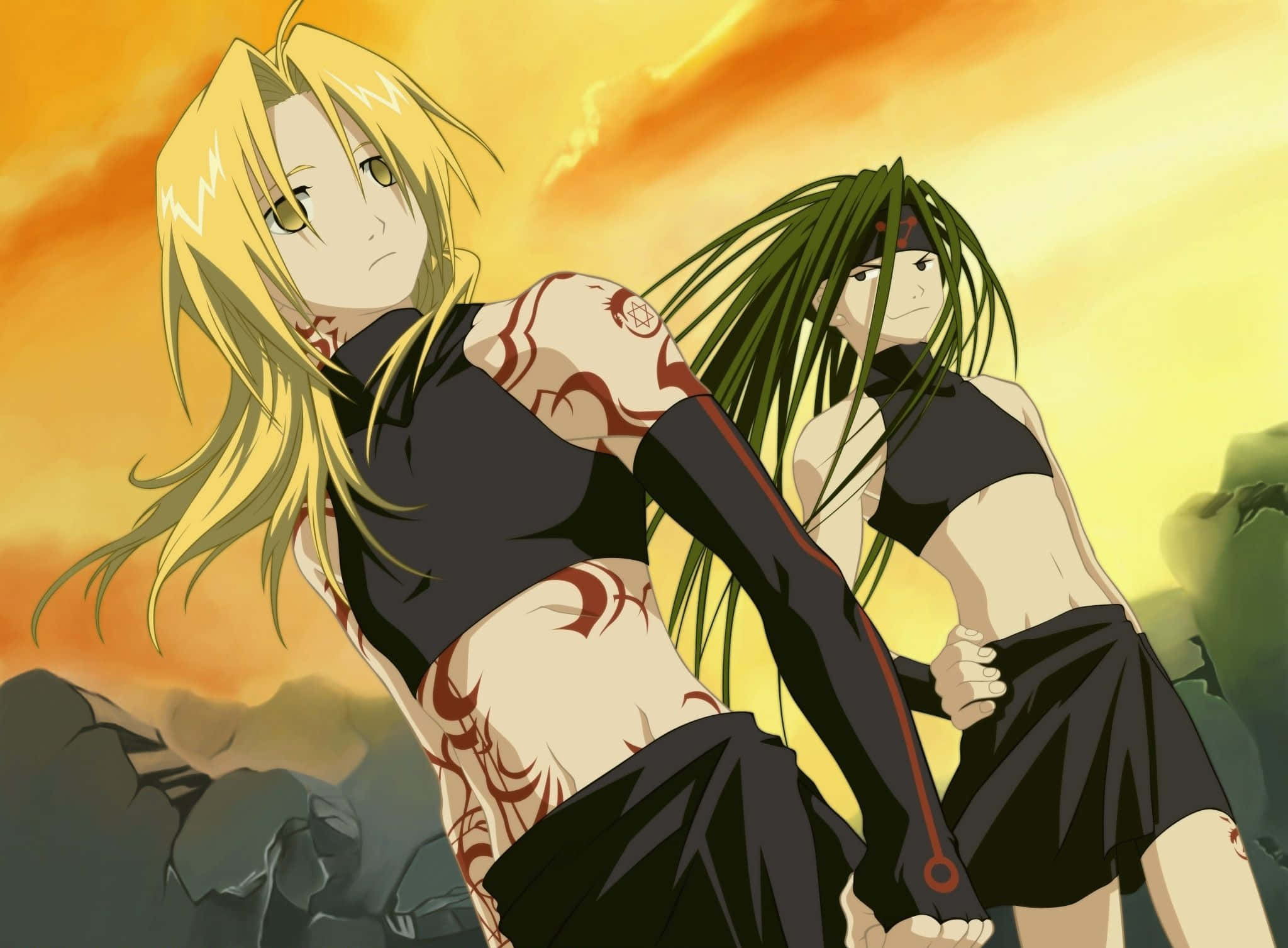 Fullmetal Alchemist Envy 桌布 壁紙 — 兩個有紋身的動漫女孩站在岩石地形上，背景是熾熱的日落天空。