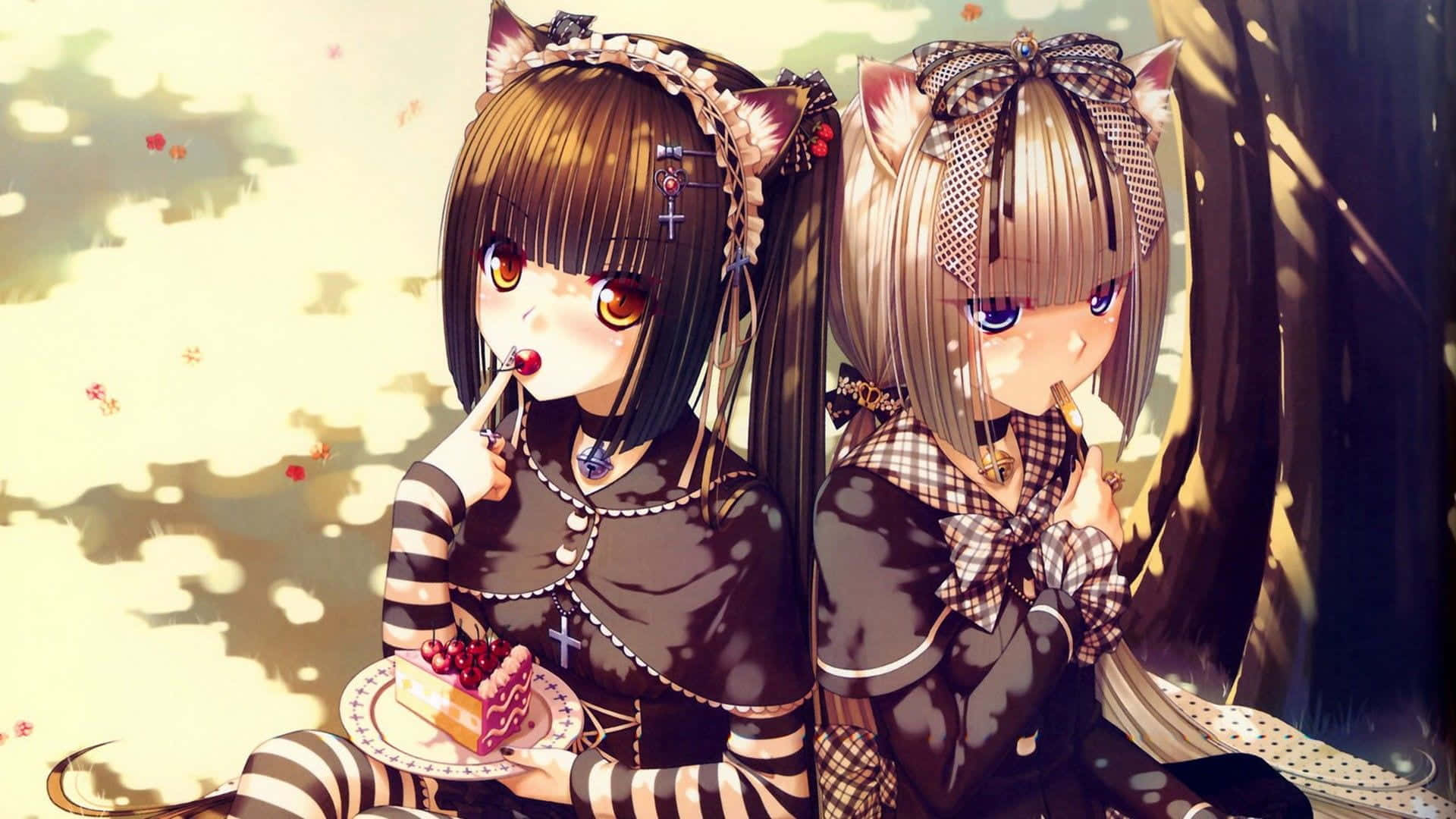 Gothic Costumes 桌布 壁紙 — 兩個有貓耳和貓尾的動漫女孩並肩坐著，在穿過樹木的溫暖金色陽光下吃蛋糕。