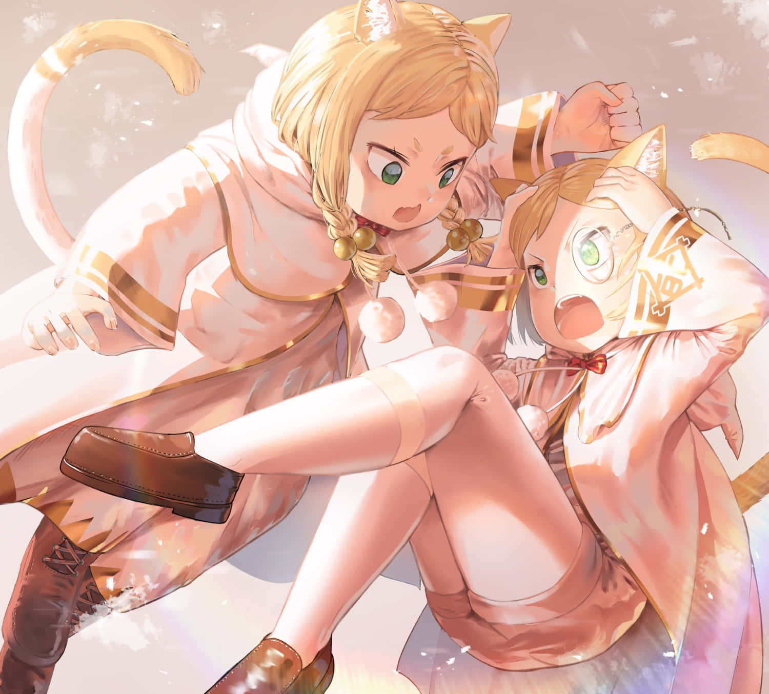 Mimi Pearlbaton 桌布 壁紙 — 兩個有貓耳和貓尾的動漫女孩穿著粉紅色服裝，在柔和發光的背景前俏皮地擺姿勢。