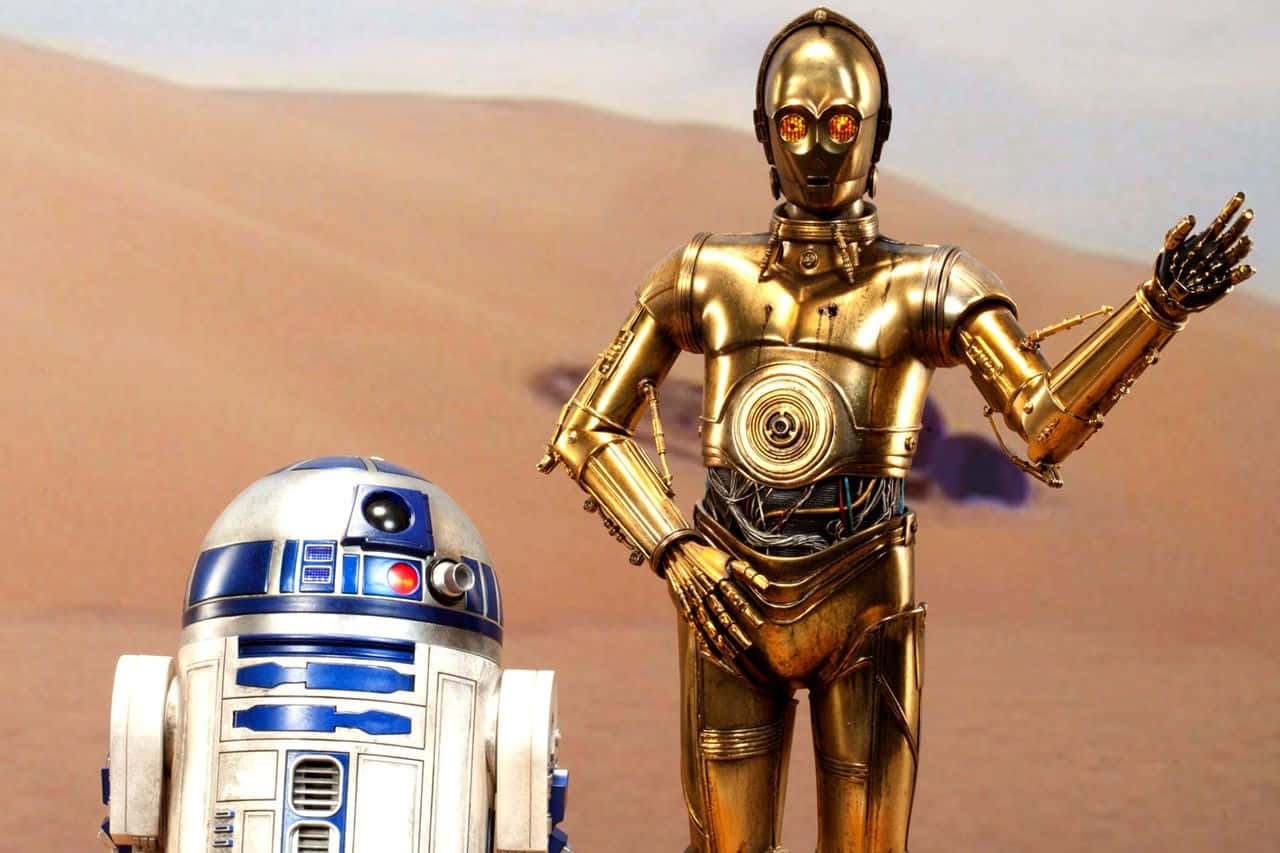 C-3po 桌布 壁紙 — 兩個標誌性機械人R2-D2和C-3PO站在廣闊的沙漠中，天空朦朧。