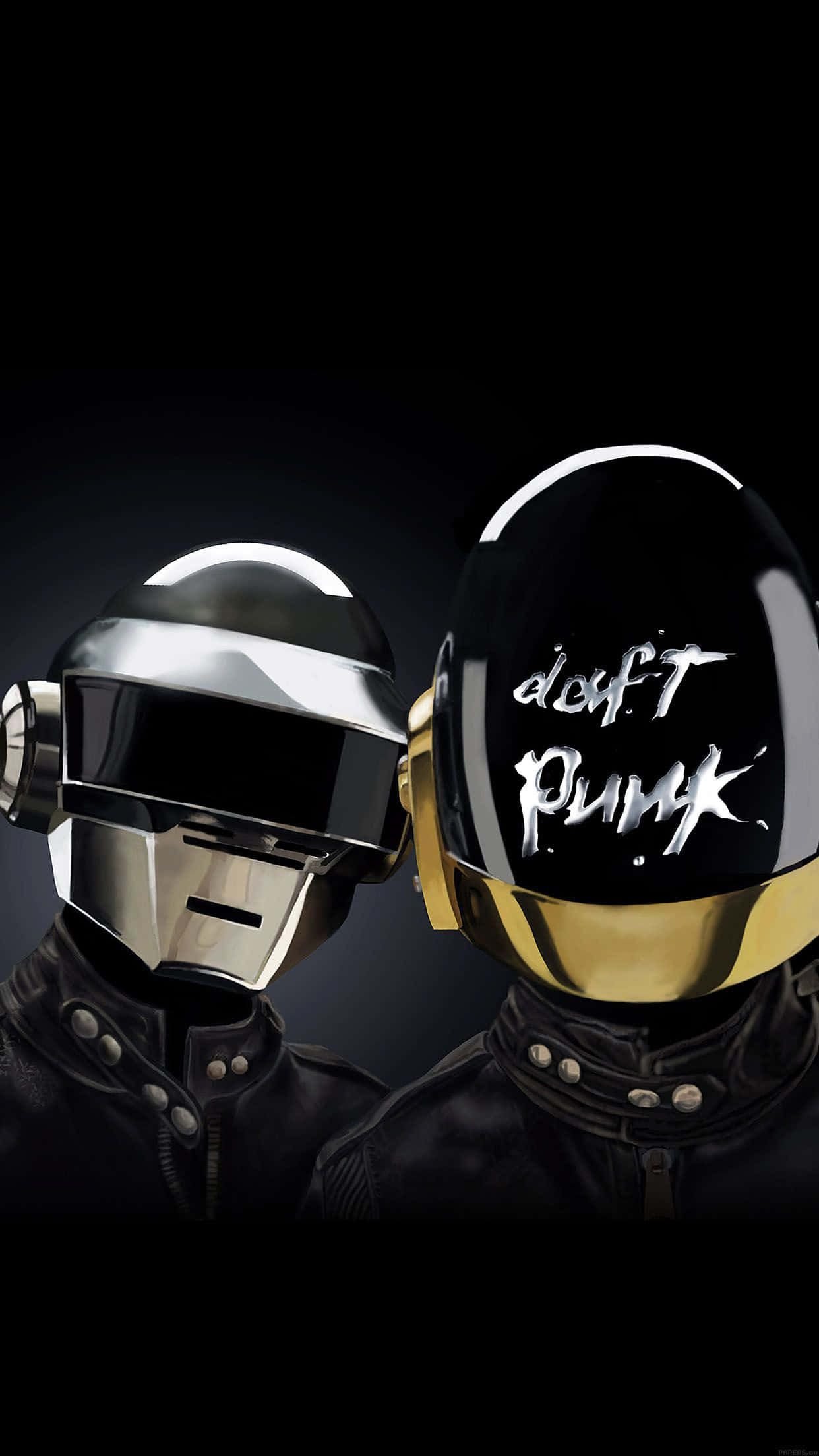 Cute Music 桌布 壁紙 — 兩個標誌性的 Daft Punk 機械人，戴著銀色和金色頭盔，站在深色背景前，其中一個頭盔上寫有他們的名字。