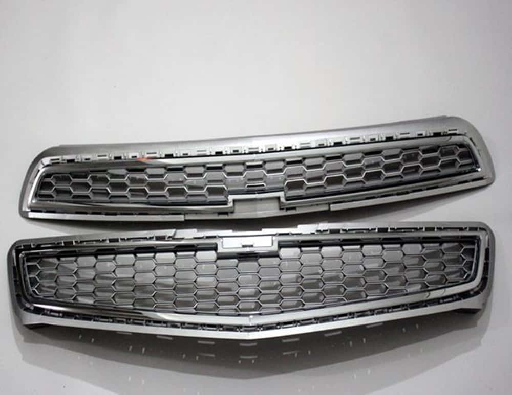 Car Grill 桌布 壁紙 — 兩個用於汽車的鍍鉻六角形格柵嵌件，展示在帶有柔和陰影的純白色表面上。