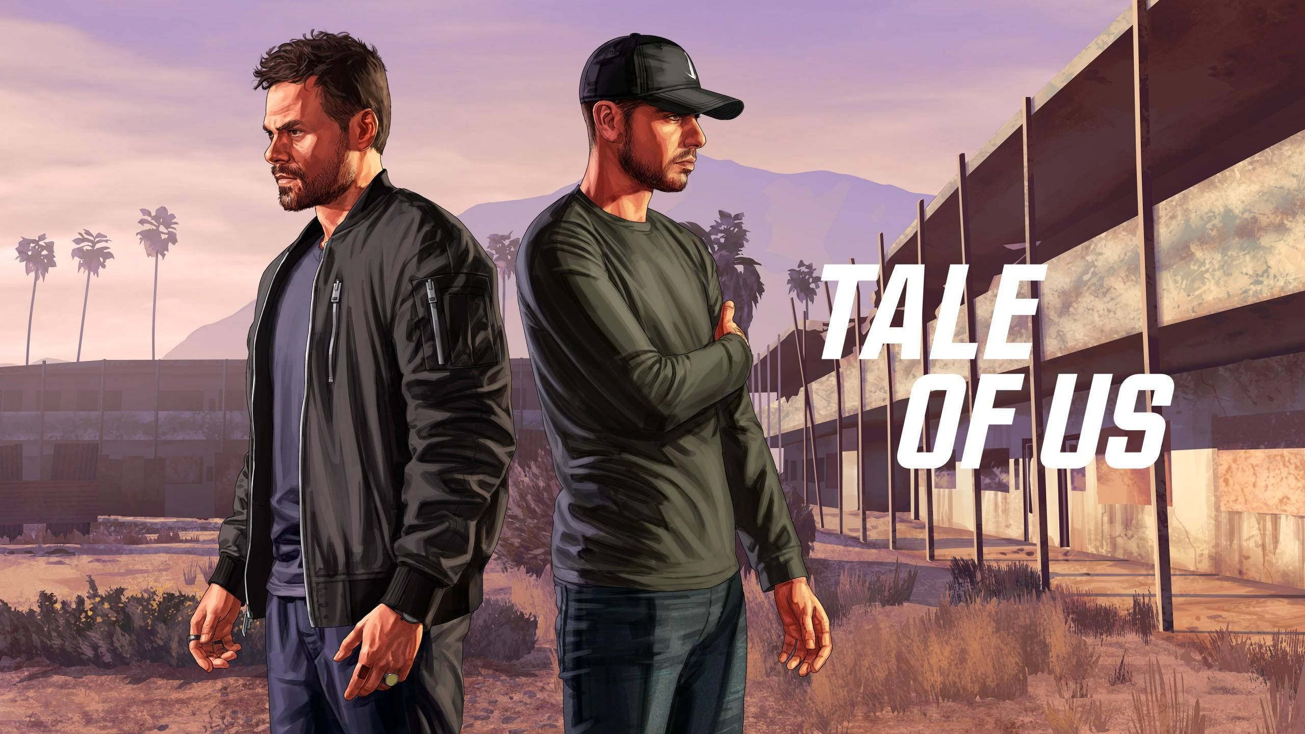 GTA 5 Tale Of US 壁紙 — 兩個男人並肩站在塵土飛揚的城市荒地中，棕櫚樹和山脈在紫色天空下。