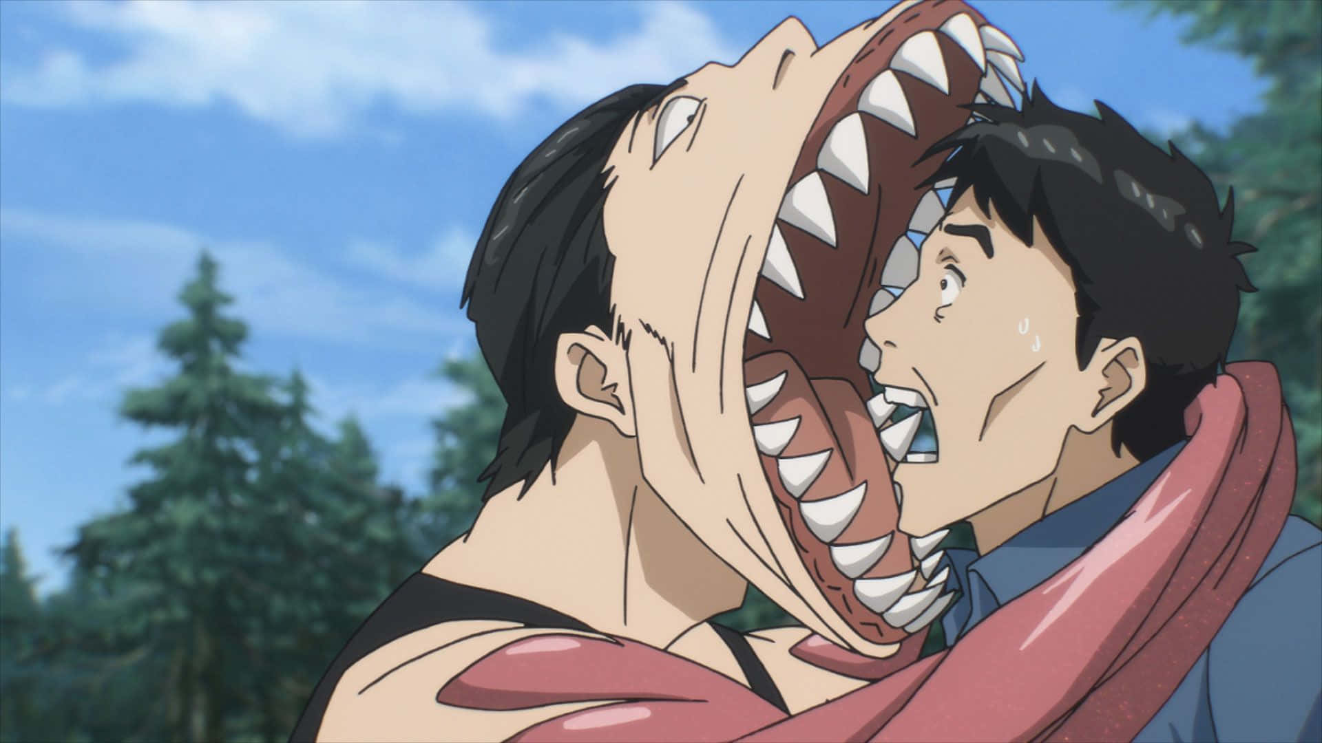 Parasyte 桌布 壁紙 — 兩個男人在森林背景下激烈搏鬥，其中一人的嘴巴張得很大，露出尖銳的牙齒。
