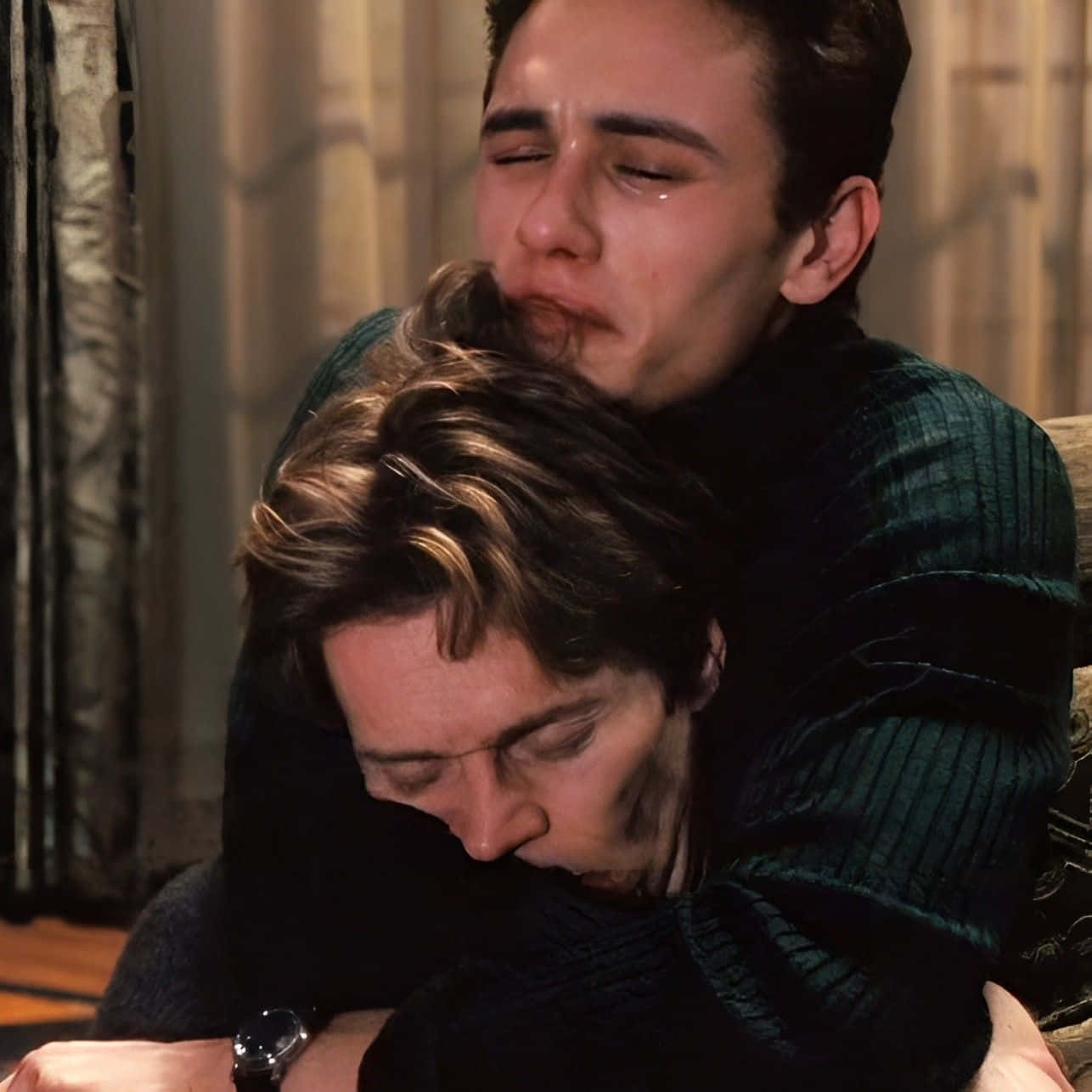 Harry Osborn 桌布 壁紙 — 兩個男人在溫柔的時刻擁抱，一個流著淚哭泣，另一個將頭靠在他的肩膀上。