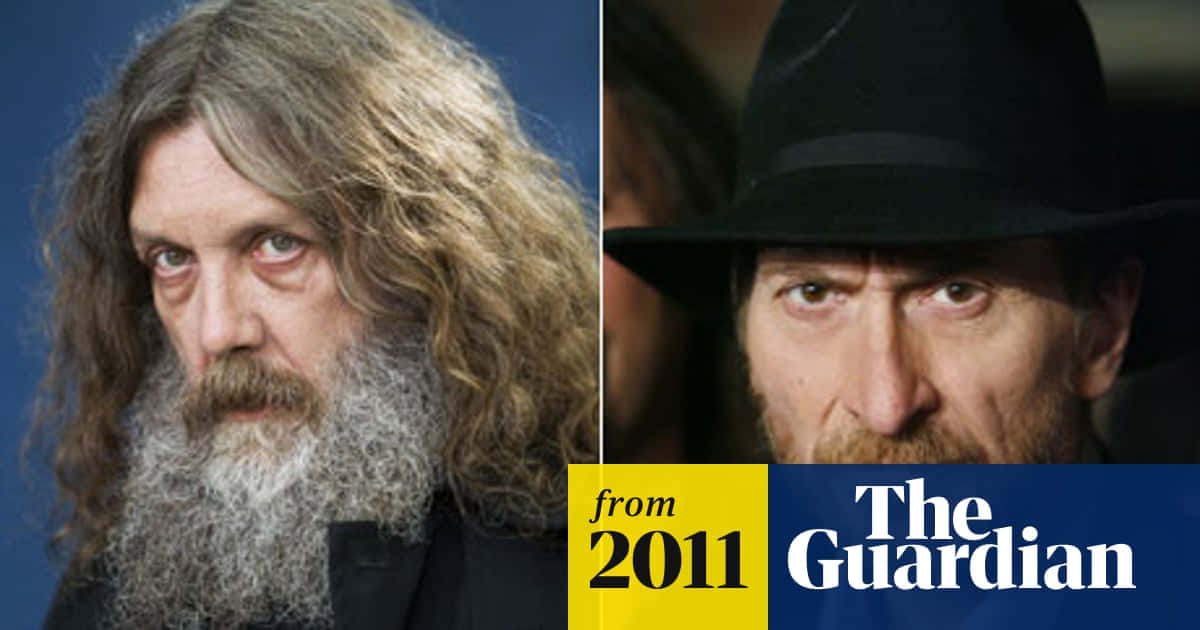 Frank Miller 桌布 壁紙 — 兩個男人的分割肖像，一個留著長灰髮和鬍鬚，背景為藍色，另一個戴著黑色軟呢帽，眼神銳利。