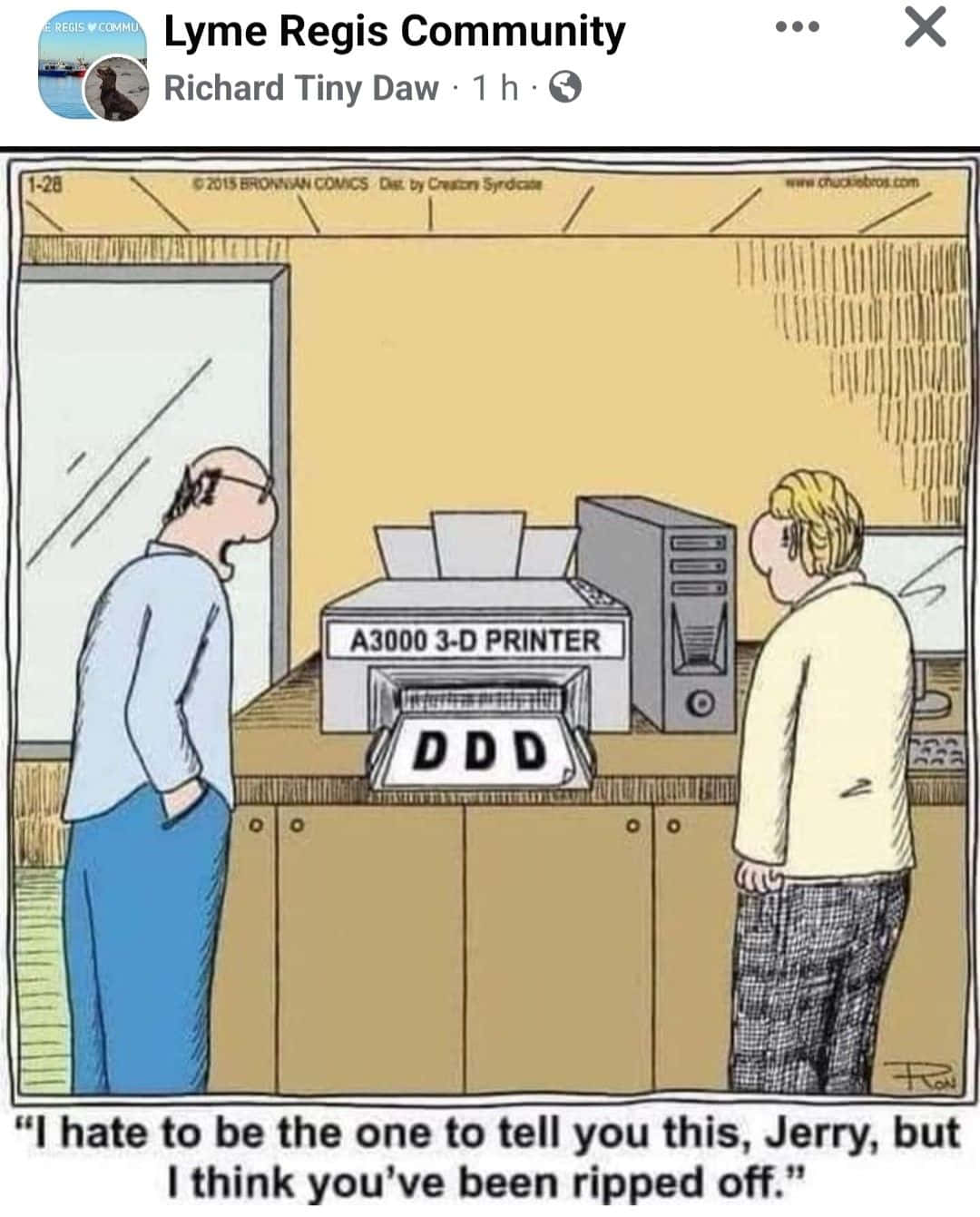 Technology Humor Memes 桌布 壁紙 — 兩個男人站在櫃檯前，盯著一部3D打印機吐出三個D字，像漫畫格一樣。