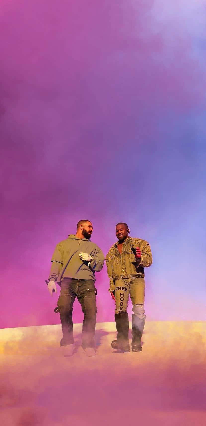 Drake 桌布 壁紙 — 兩個男人站在發光的地平線上，背景是超現實的紫色和藍色天空，帶有霧狀雲層。