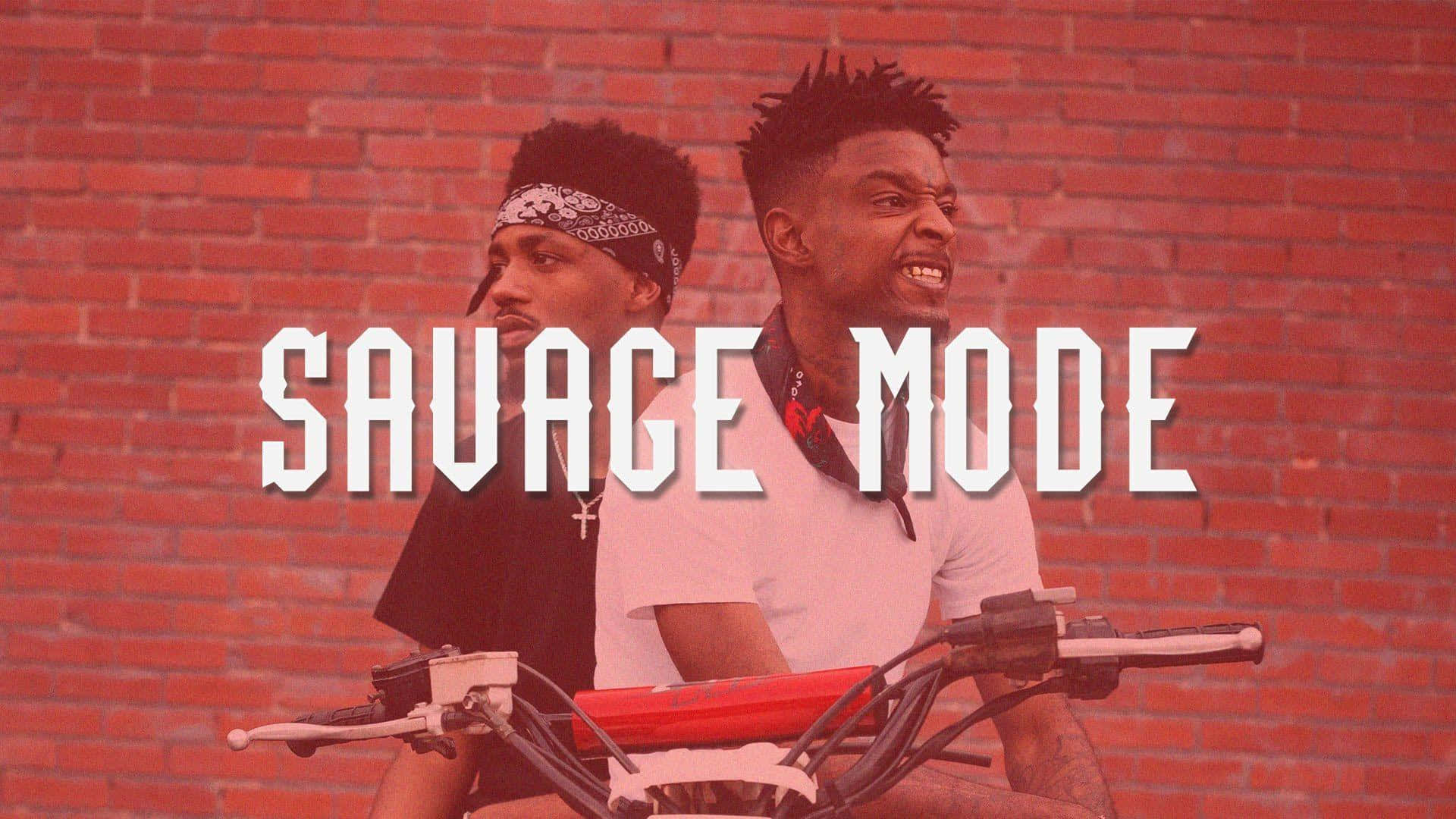 savage 桌布 壁紙 — 兩個男人騎著電單車，對著一面紅磚牆露出兇猛的笑容，牆上有粗體白色文字寫著 savage mode。