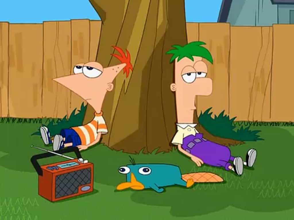 Phineas And Ferb 桌布 壁紙 — 兩個男孩和一隻鴨嘴獸在後院的樹下放鬆，收音機正在播放音樂。
