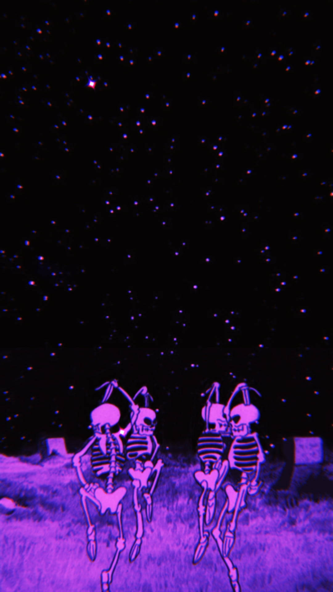 骷髏 桌布 壁紙 — 兩個發光的紫色骷髏在星空下，在超現實的霓虹墓地場景中跳舞。