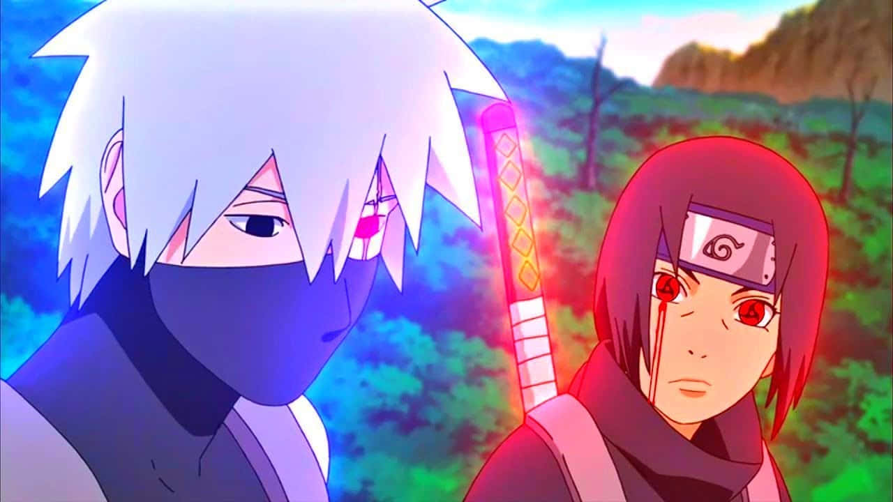 Kakashi And Itachi 桌布 壁紙 — 兩個發光眼睛的動漫角色站在日落時分充滿活力的森林中，一個白髮戴面具，另一個紅頭髮戴頭帶。