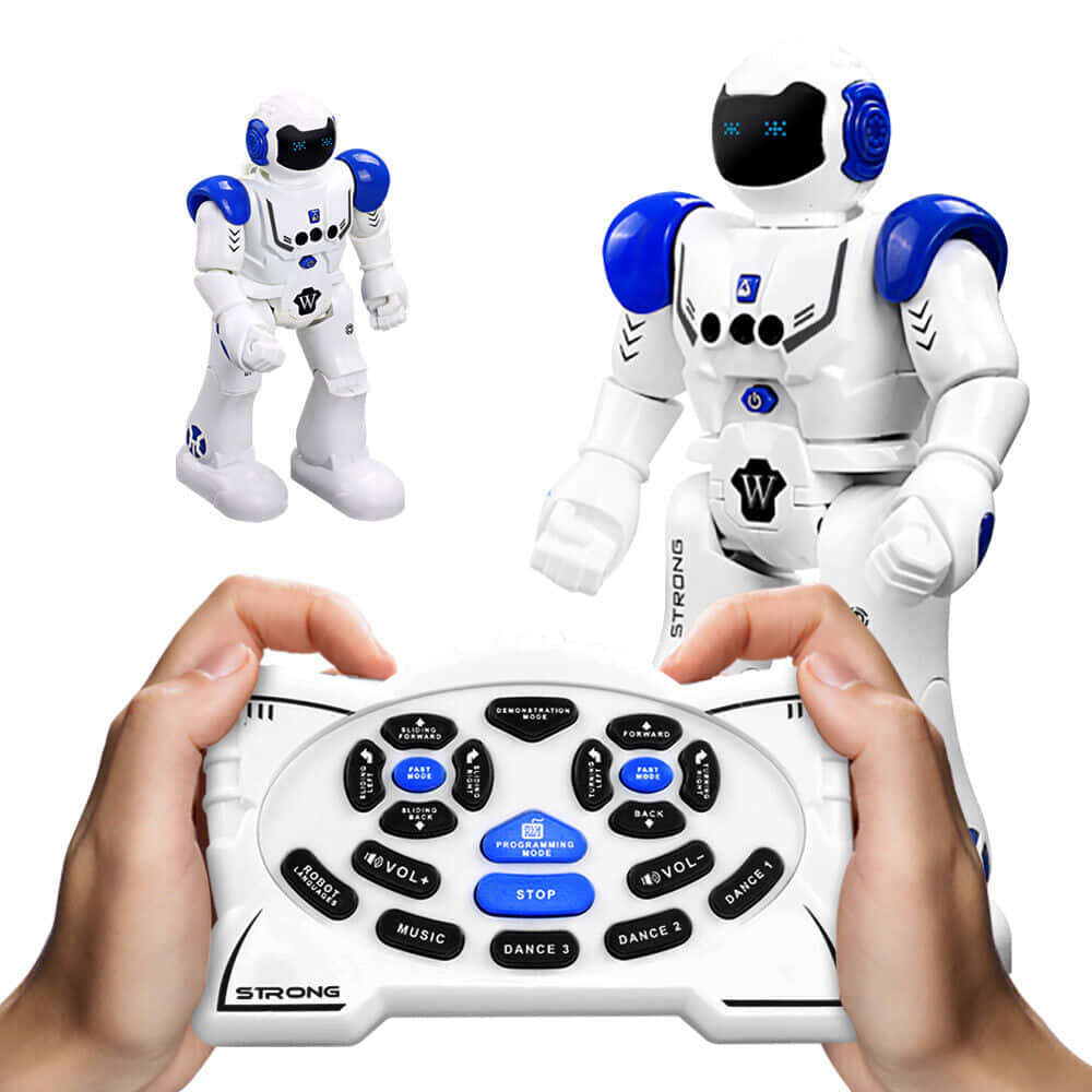 toys 桌布 壁紙 — 兩個白色和藍色的機械人玩具站在一個由手拿著嘅詳細遙控器旁邊。