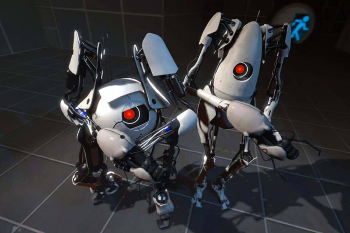 Portal Characters 桌布 壁紙 — 兩個白色機械人同伴，眼睛發出紅光，站在昏暗房間的瓷磚地板上。