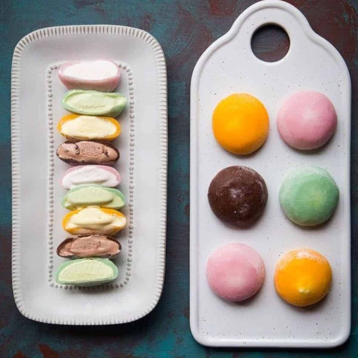 Japanese Sweets 桌布 壁紙 — 兩個白色陶瓷托盤上放著色彩繽紛的雪糕三文治和馬卡龍，背景是帶有紋理的青綠色。