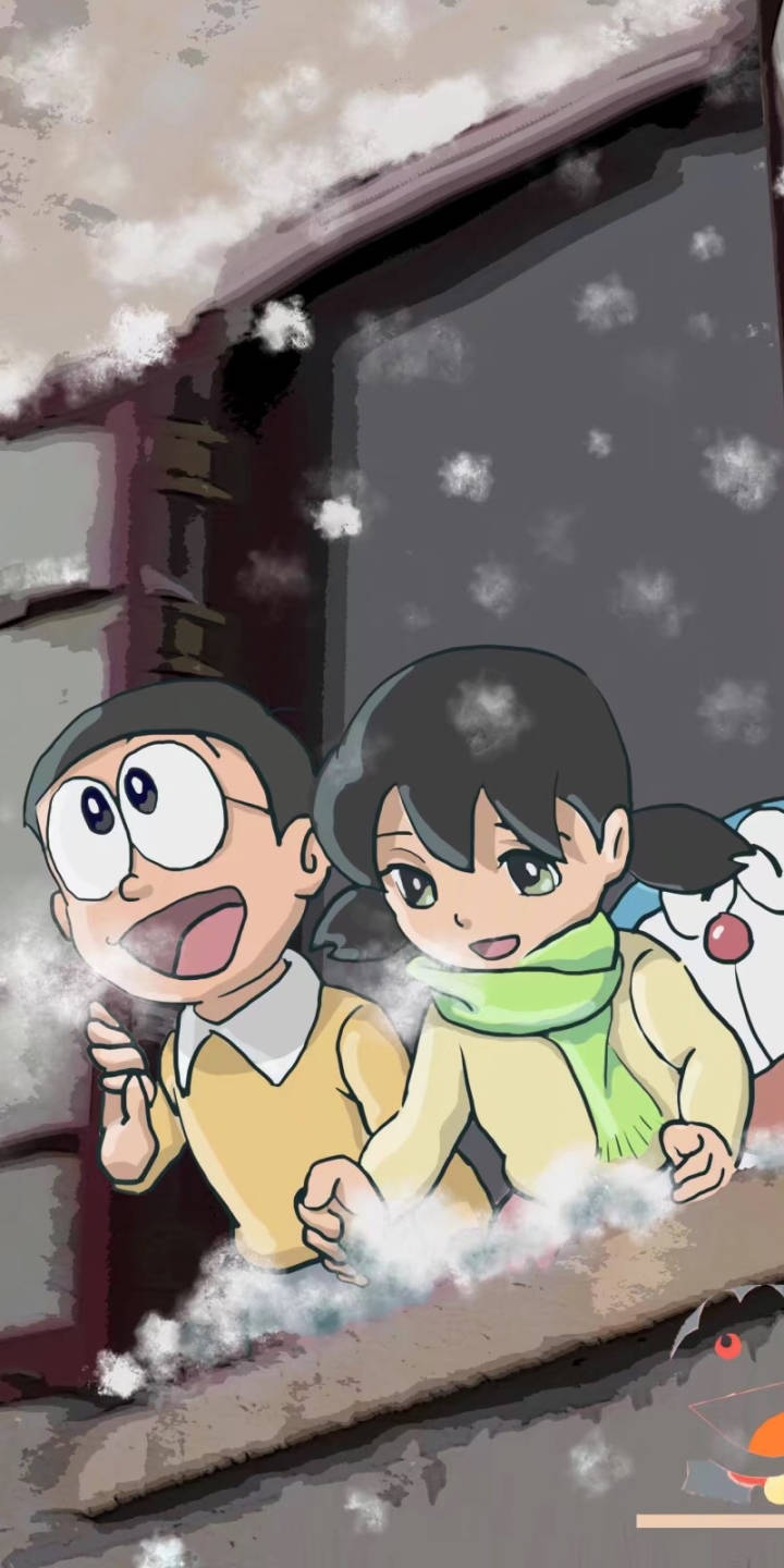 nobita shizuka love 桌布 壁紙 — 兩個穿著冬裝的動漫小孩在雪花飄落的雪窗前開心地探頭張望。