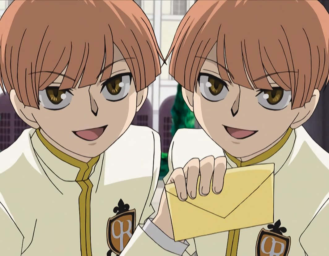 Kaoru Hitachiin 桌布 壁紙 — 兩個穿著奶油色制服、長相一樣的動漫男孩，拿著一個黃色信封，表情愉快。