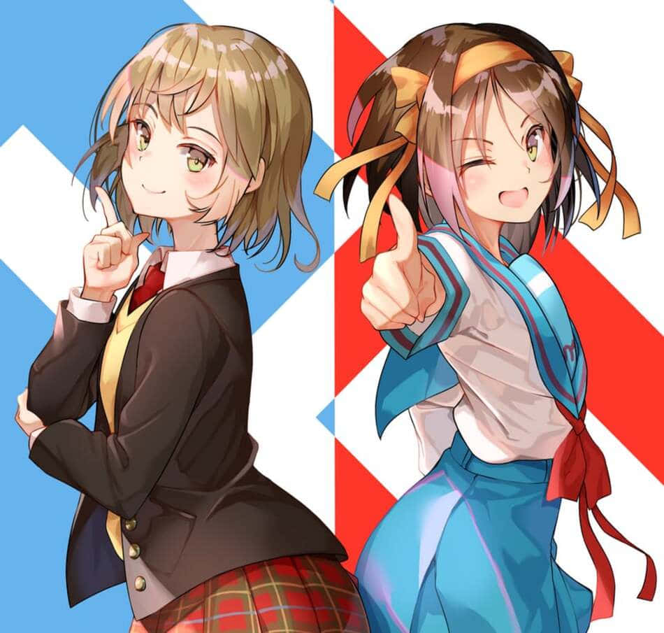 Haruhi Sasaki 桌布 壁紙 — 兩個穿著校服、開心的動畫女孩在搶眼的藍紅斜紋背景前自信地擺姿勢。