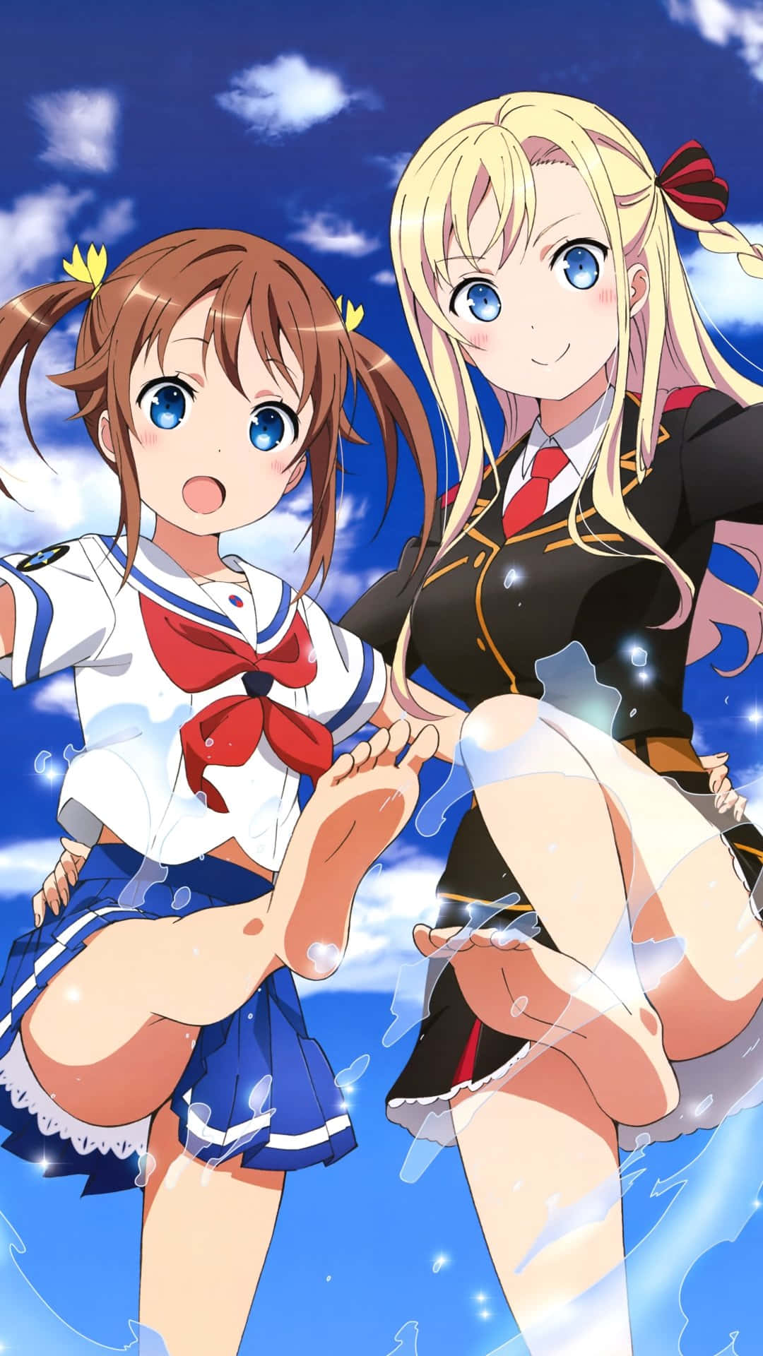 High School Fleet 桌布 壁紙 — 兩個穿著校服嘅動漫女仔喺藍天白雲下玩水。