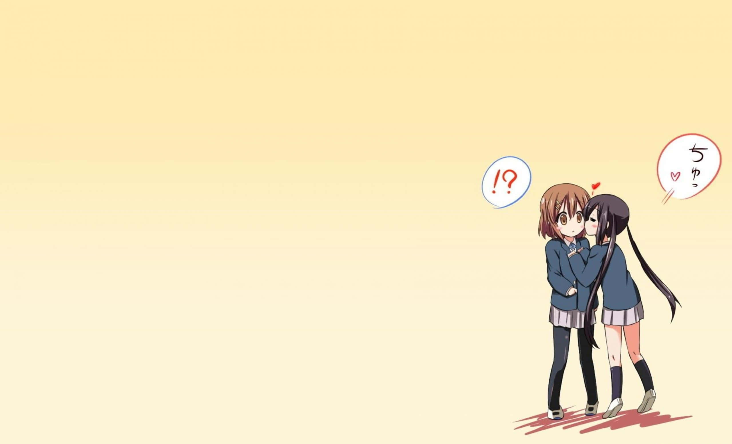 yui hirasawa 桌布 壁紙 — 兩個穿著校服的動漫女孩在柔和的黃色漸變背景前分享一個驚訝而親切的時刻。