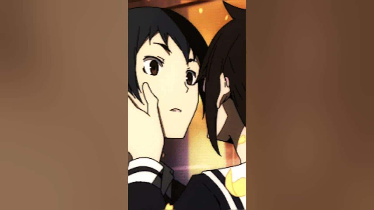 Aoba Kuronuma 桌布 壁紙 — 兩個穿著校服的動漫青少年在溫暖的金色燈光下分享親密時刻。