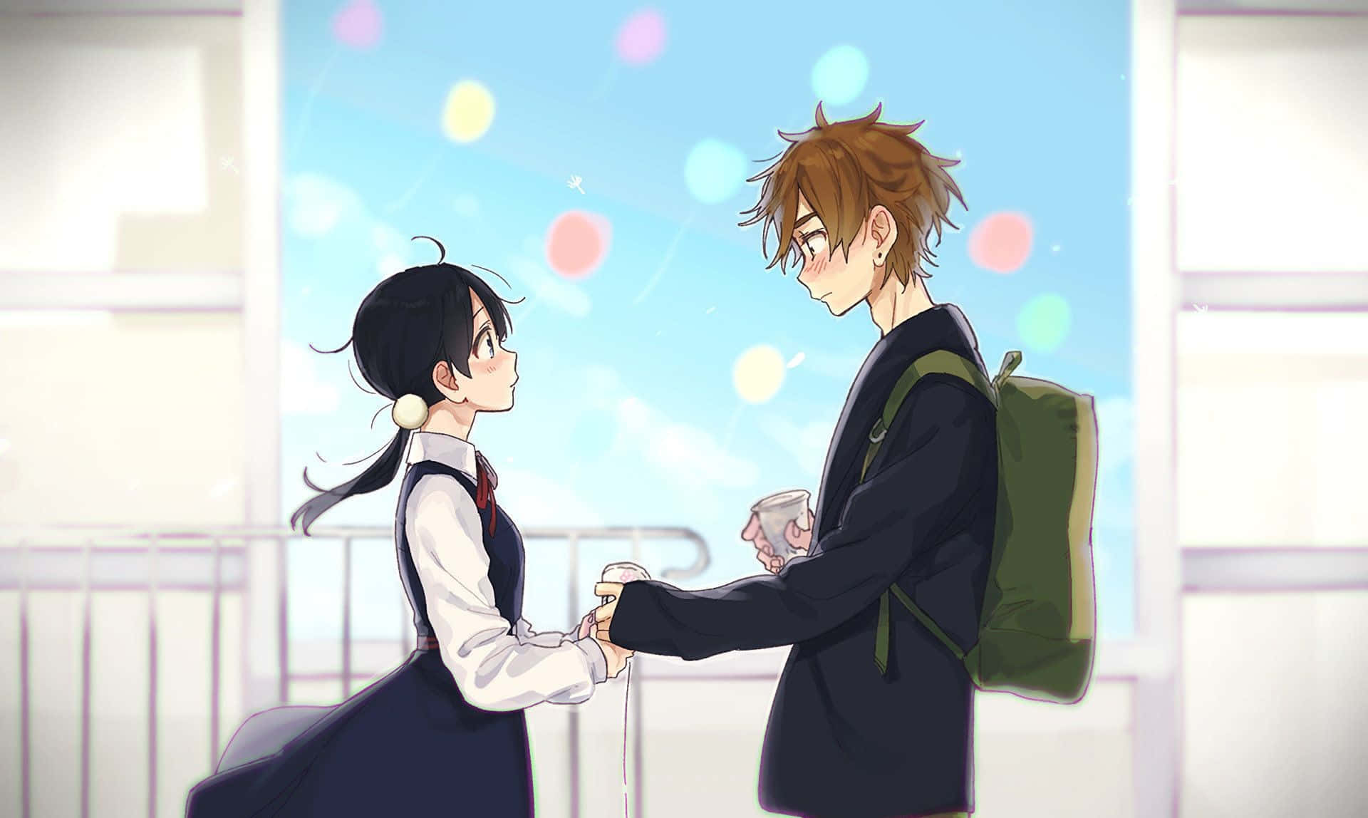 Love Story 桌布 壁紙 — 兩個穿著校服的動漫青少年在窗邊牽手，身後有色彩繽紛的散景燈光閃爍。