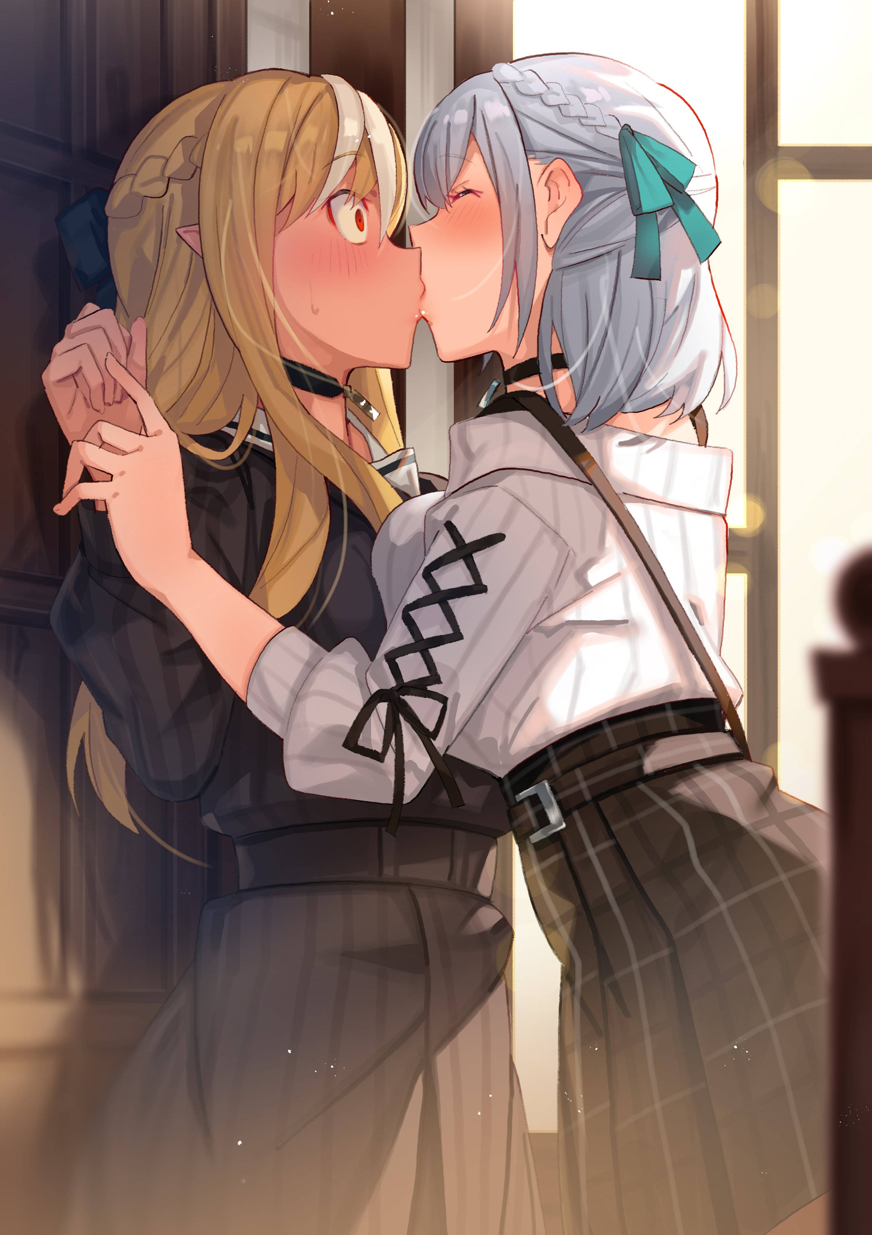 3rd Gen Hololive Girls Kissing 壁紙 — 兩個穿著校服的動畫女孩在溫暖照明的室內環境中分享一個溫柔的吻。