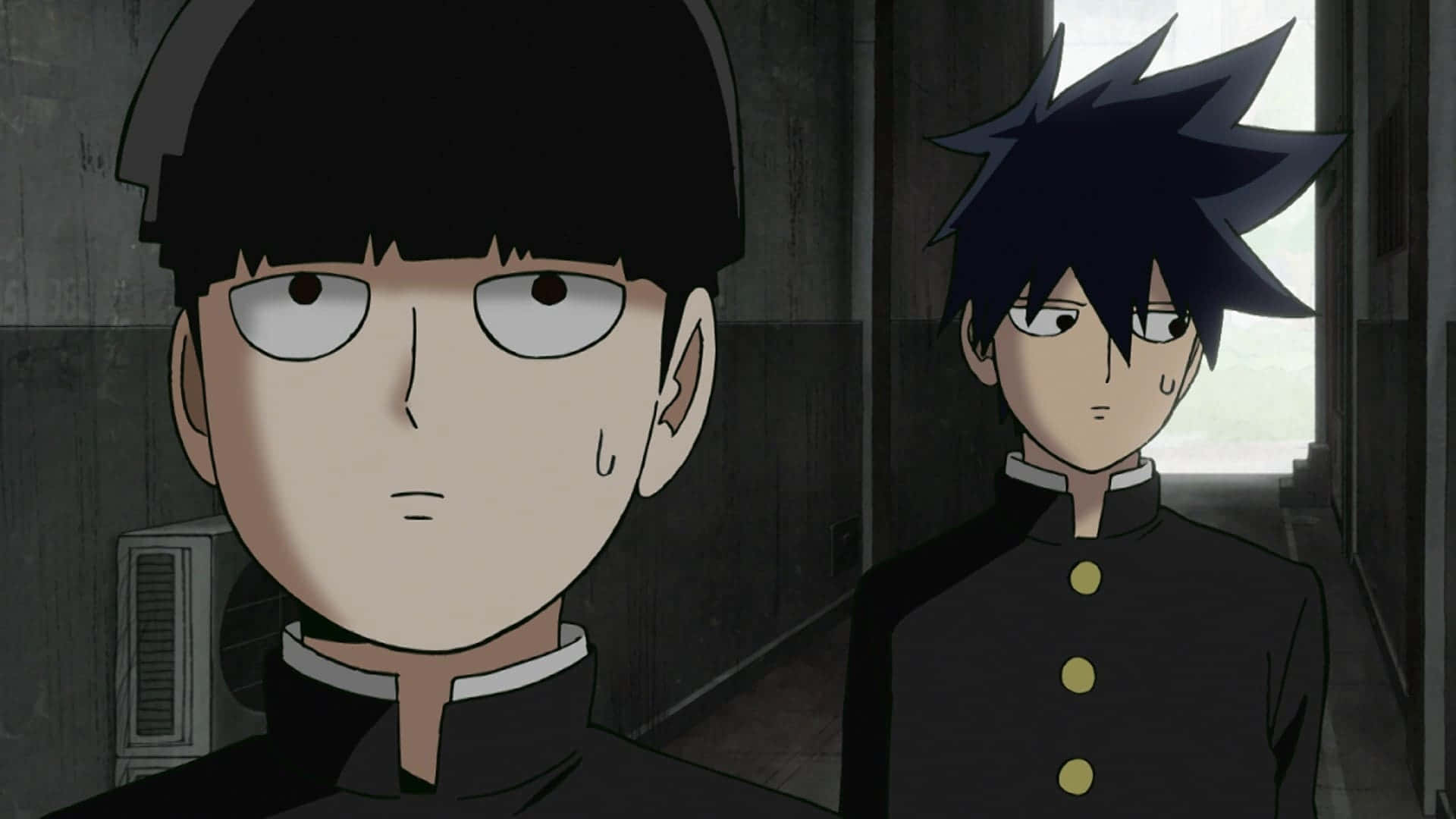 Mob Psycho 桌布 壁紙 — 兩個穿著校服的動畫男孩站在昏暗的走廊裡，一個緊張地流汗，另一個表情嚴肅。