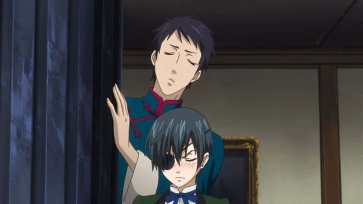 Black Butler Lau 桌布 壁紙 — 兩個穿著正裝的動漫男孩，一個戴著眼罩坐著，另一個站在他身後靠近窗簾。