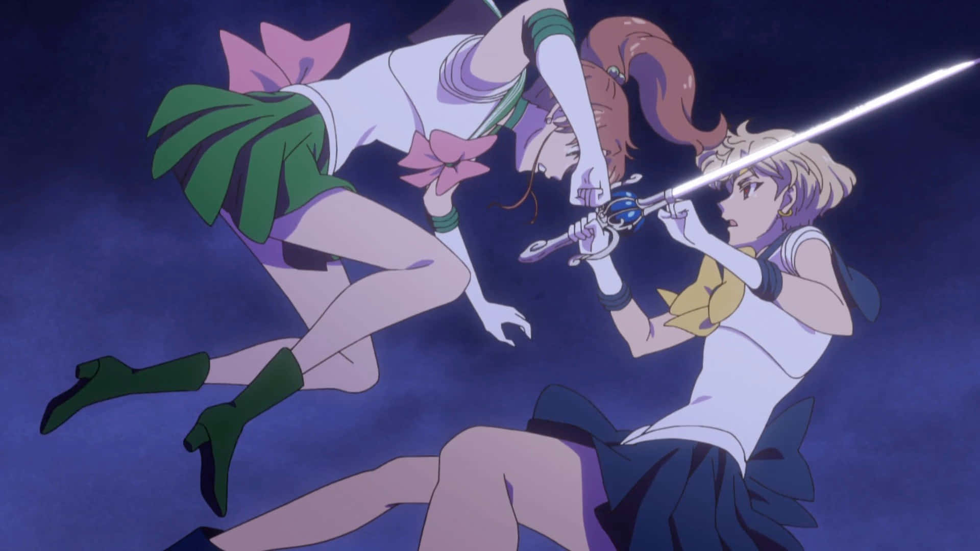 sailor jupiter 桌布 壁紙 — 兩個穿著水手服嘅動畫女仔喺深紫色天空下喺半空中交劍。