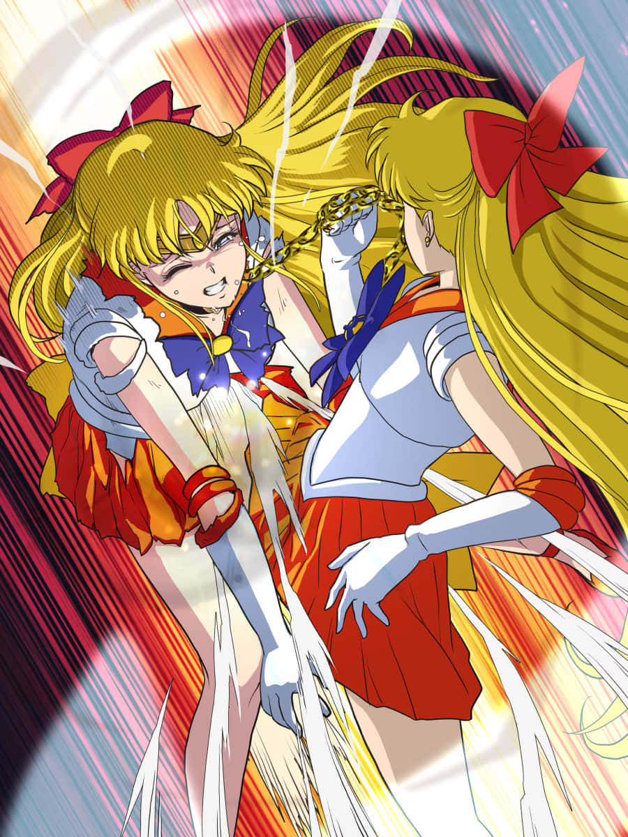 Sailor Venus 桌布 壁紙 — 兩個穿著水手服嘅動畫女仔喺紅藍色條紋背景上用發光鎖鏈打交。