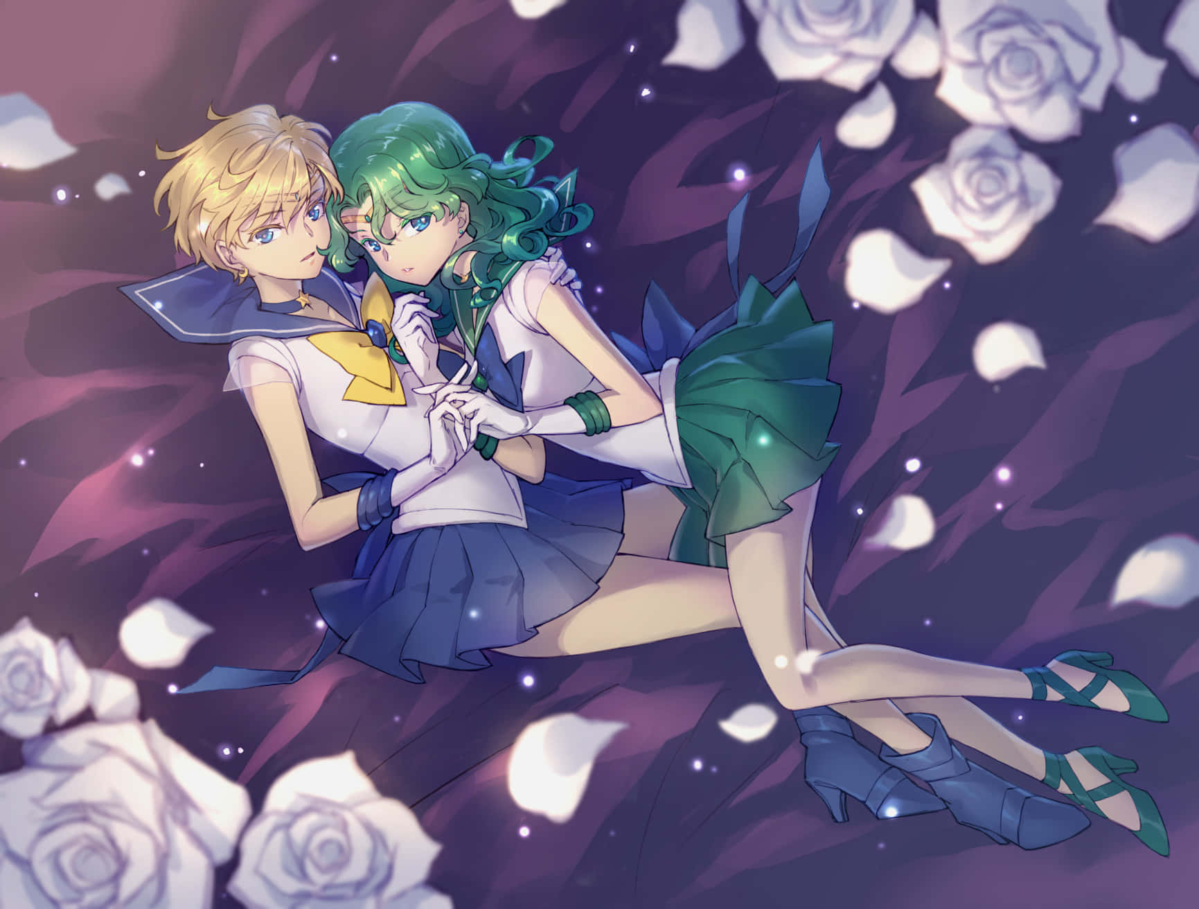 sailor neptune 桌布 壁紙 — 兩個穿著水手服的動漫女孩在滿天星斗的紫色背景下，在飄落的白色玫瑰中擁抱。
