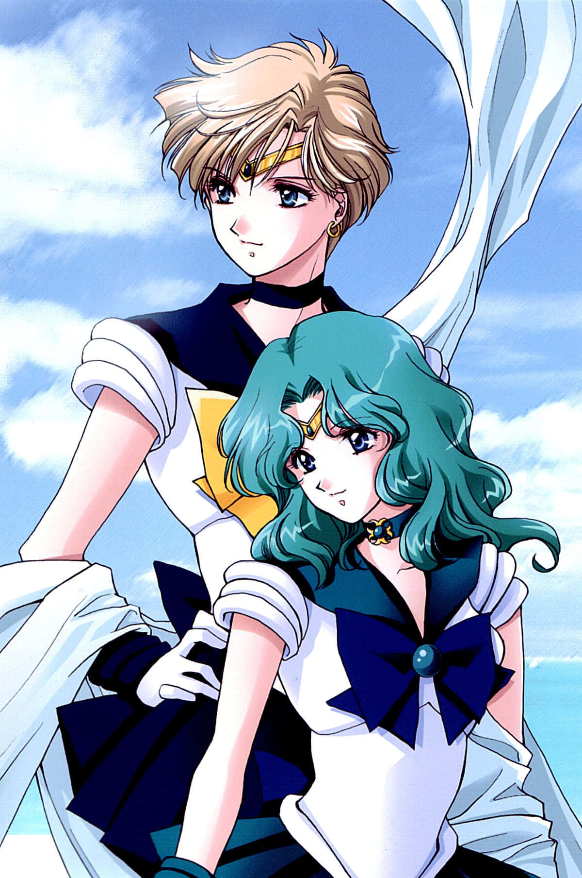 Sailor Uranus 桌布 壁紙 — 兩個穿著水手服的動漫角色站在晴朗藍天和蓬鬆白雲前。