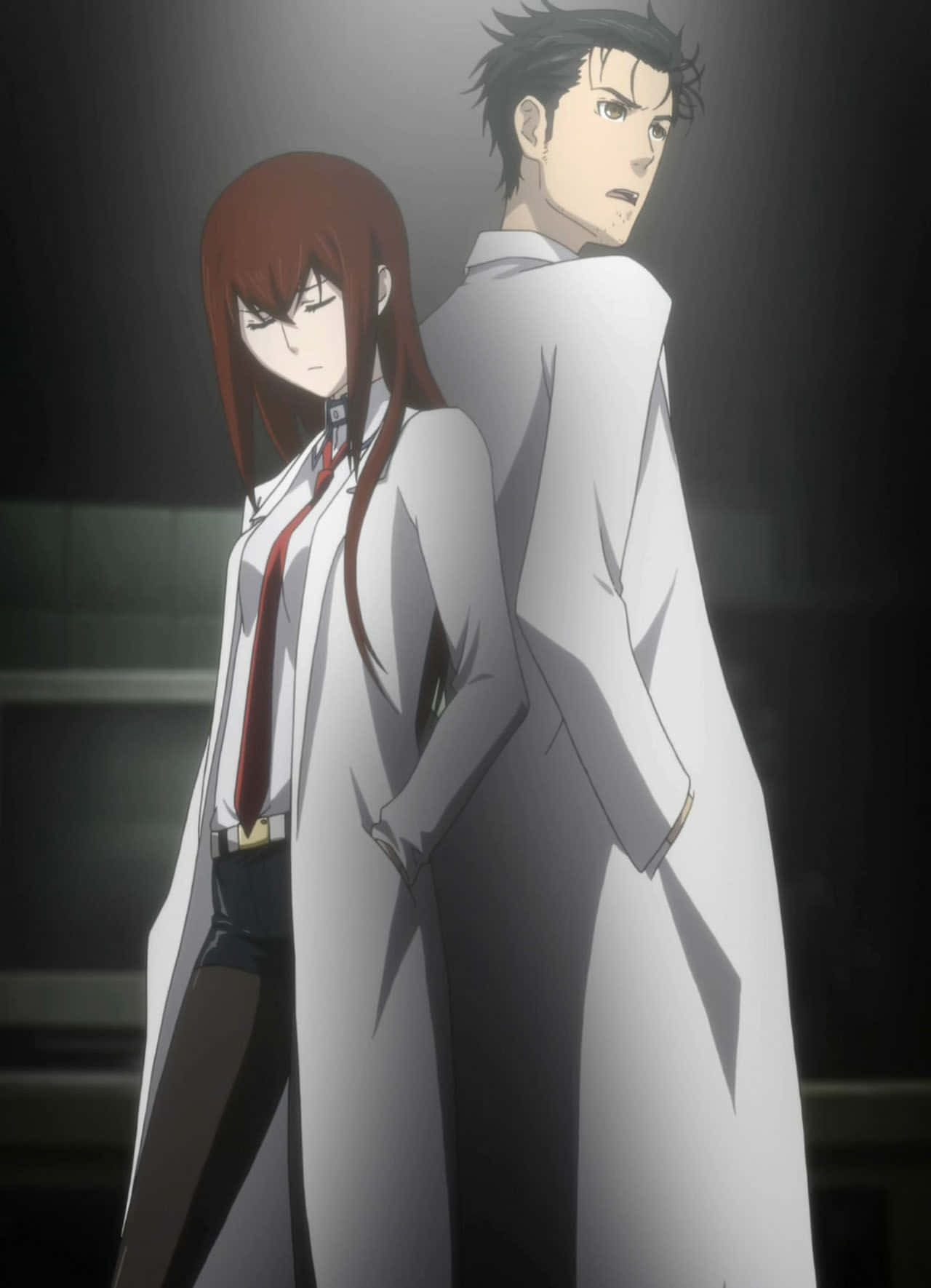 Rintaro Okabe 桌布 壁紙 — 兩個穿著白色外套的動漫角色在光線昏暗的房間中背靠背站立，帶有戲劇性的燈光效果。