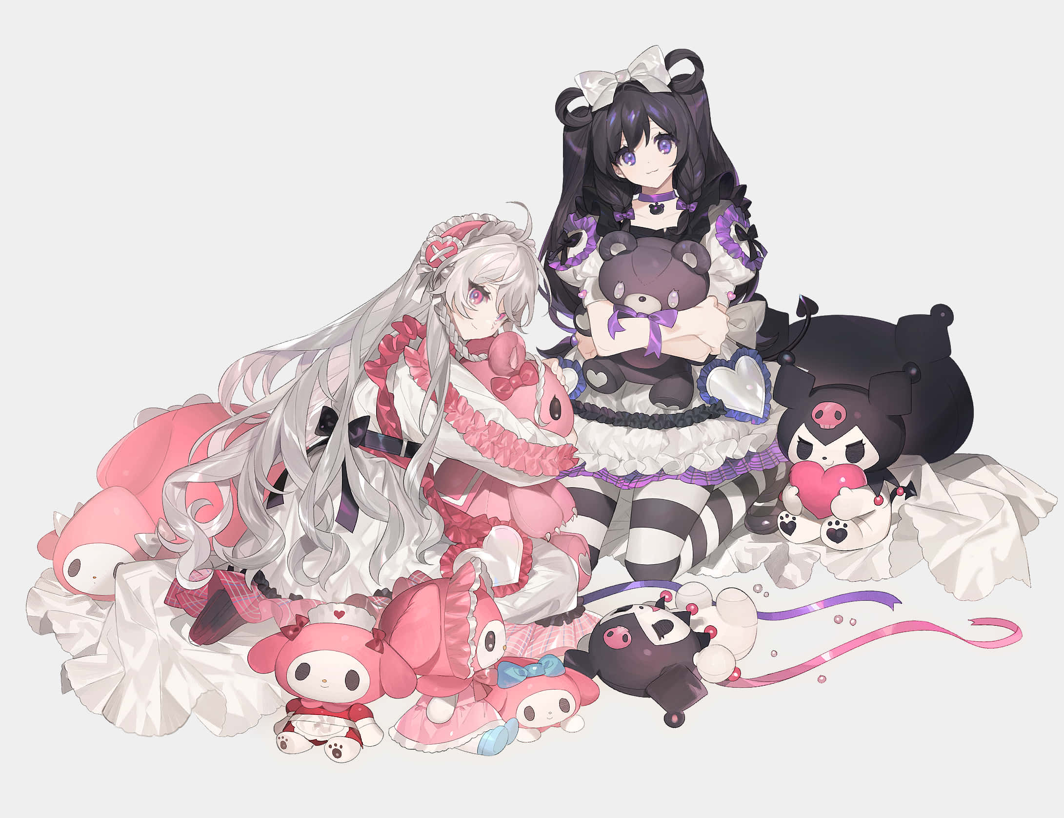 Kuromi Fanart 桌布 壁紙 — 兩個穿著荷葉邊裙子的動漫女孩坐在柔軟的白色毯子上，周圍環繞著My Melody和Kuromi毛絨玩具。