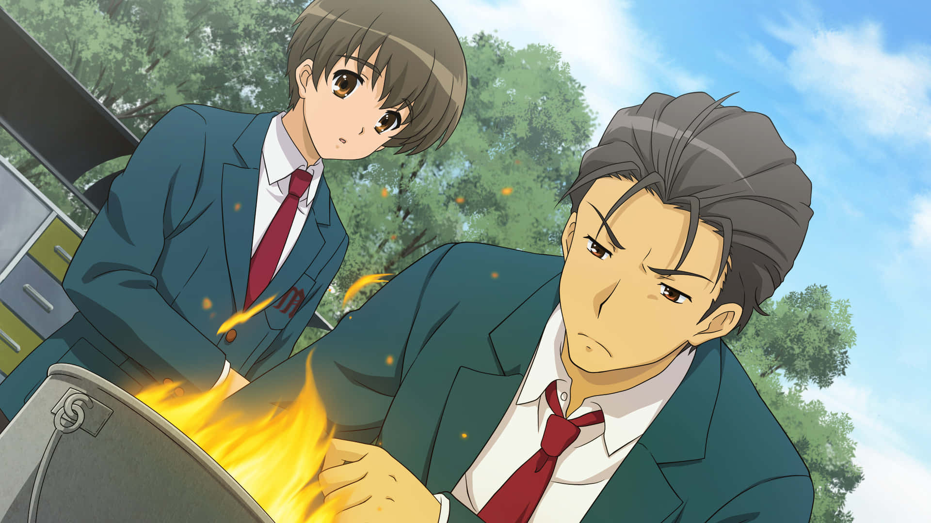 Haruhi Taniguchi 桌布 壁紙 — 兩個穿著藍色校服的動畫男學生在戶外藍天綠樹下對一個燃燒的桶作出反應。