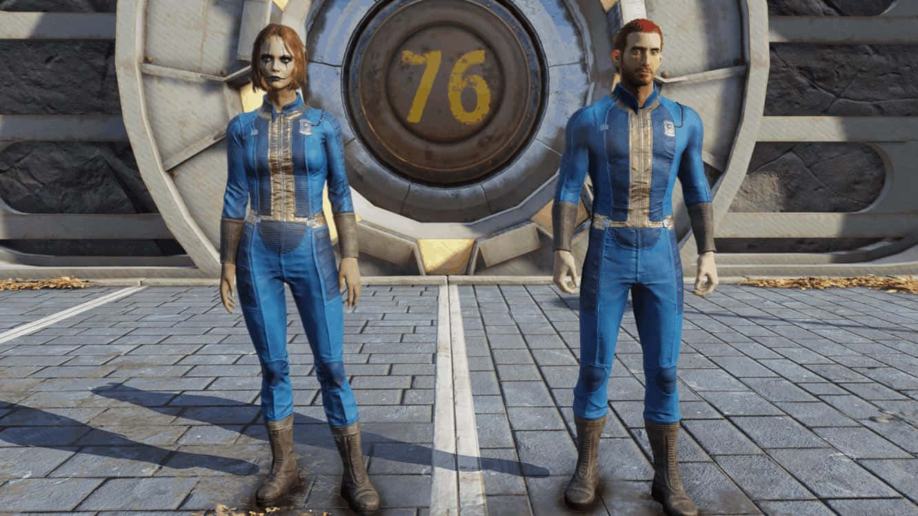 Fallout 4 Vault 桌布 壁紙 — 兩個穿著藍色連身衣的Vault Dweller角色站在一扇標有數字76的巨大保險庫門前。