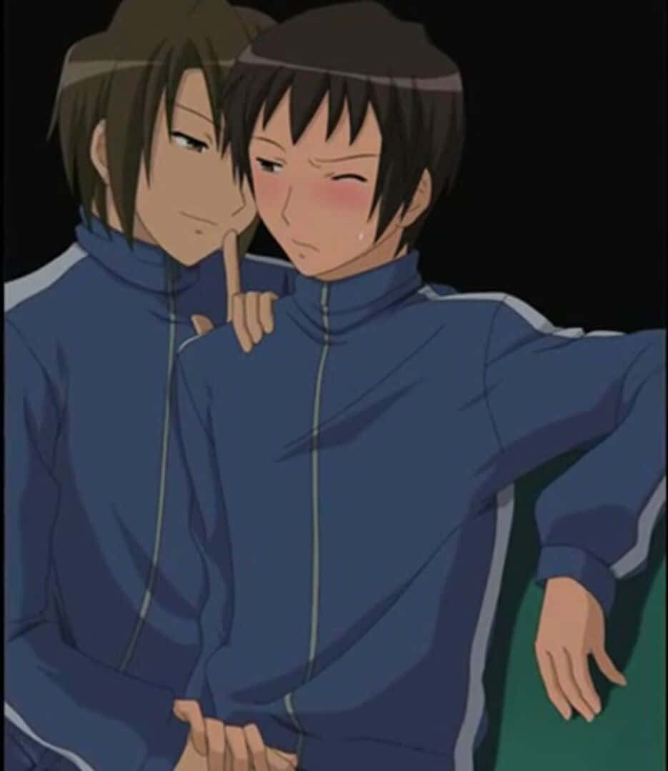 Itsuki Koizumi 桌布 壁紙 — 兩個穿著藍色運動服的動畫男孩在黑暗背景中分享親密時刻，一個在另一個耳邊低語。