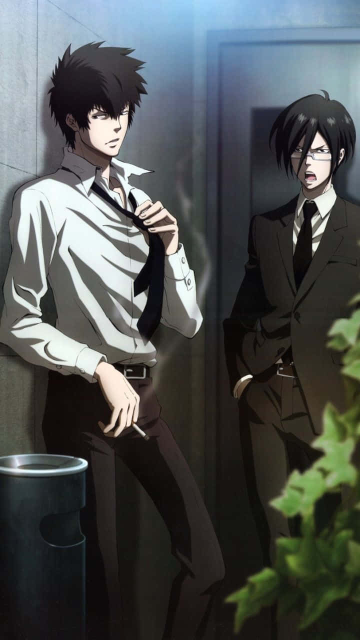 Shinya Kogami 桌布 壁紙 — 兩個穿著西裝的動畫男人站在昏暗的小巷裡，一個一邊抽煙一邊調整領帶，另一個戴著眼鏡專注地凝視。