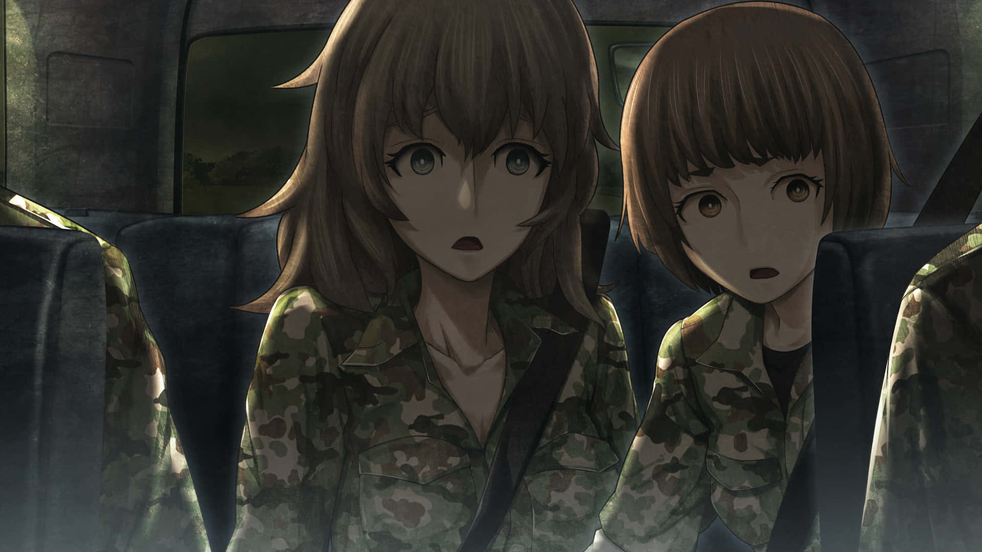 Yuki Amane 桌布 壁紙 — 兩個穿著迷彩服的動漫女孩坐在光線昏暗的車輛中，表情震驚。