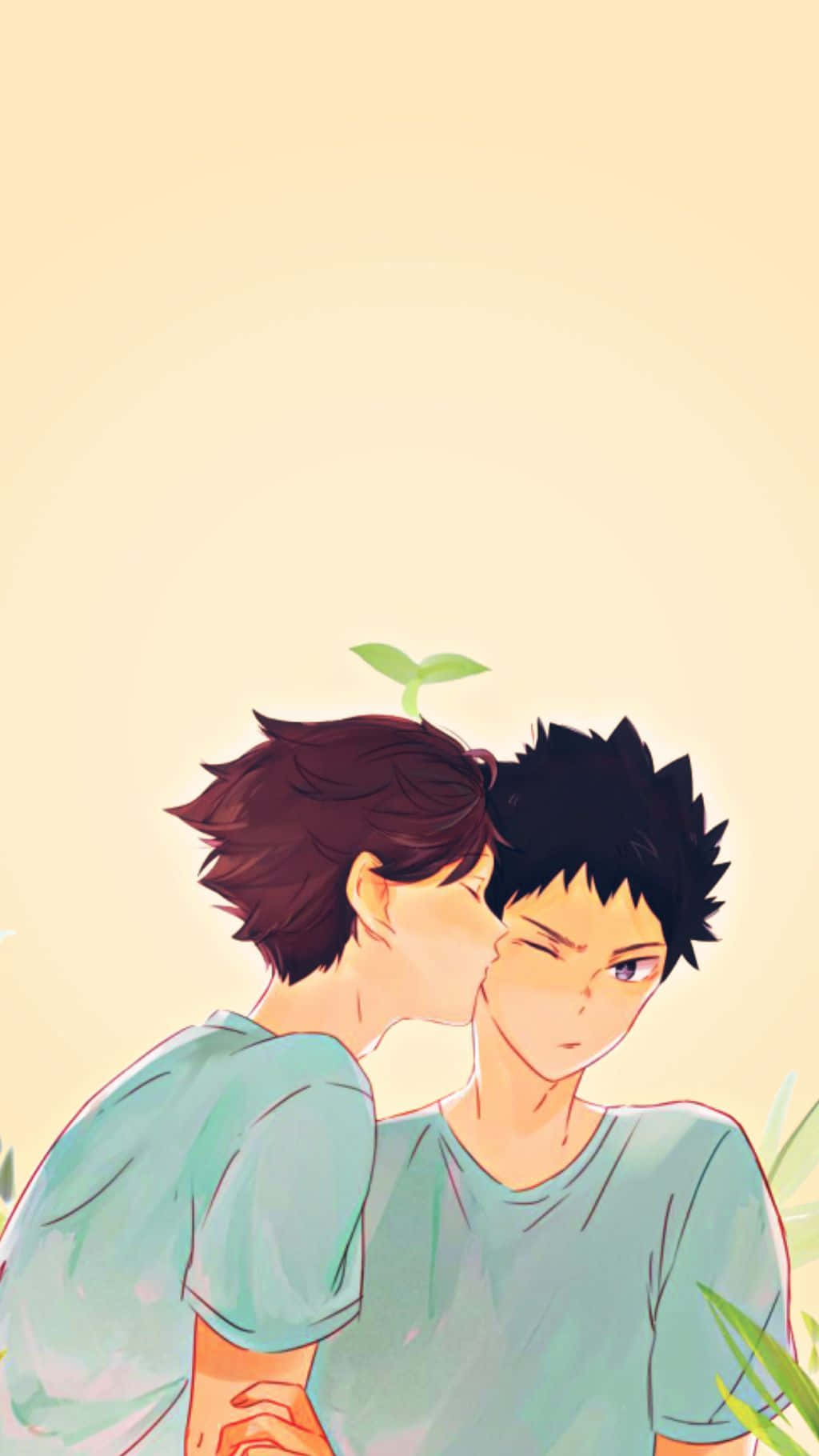 iwaizumi hajime 桌布 壁紙 — 兩個穿著青綠色襯衫的動漫男孩，在柔和溫暖的光線下，周圍有綠葉探出頭來，分享著一個溫柔的吻。