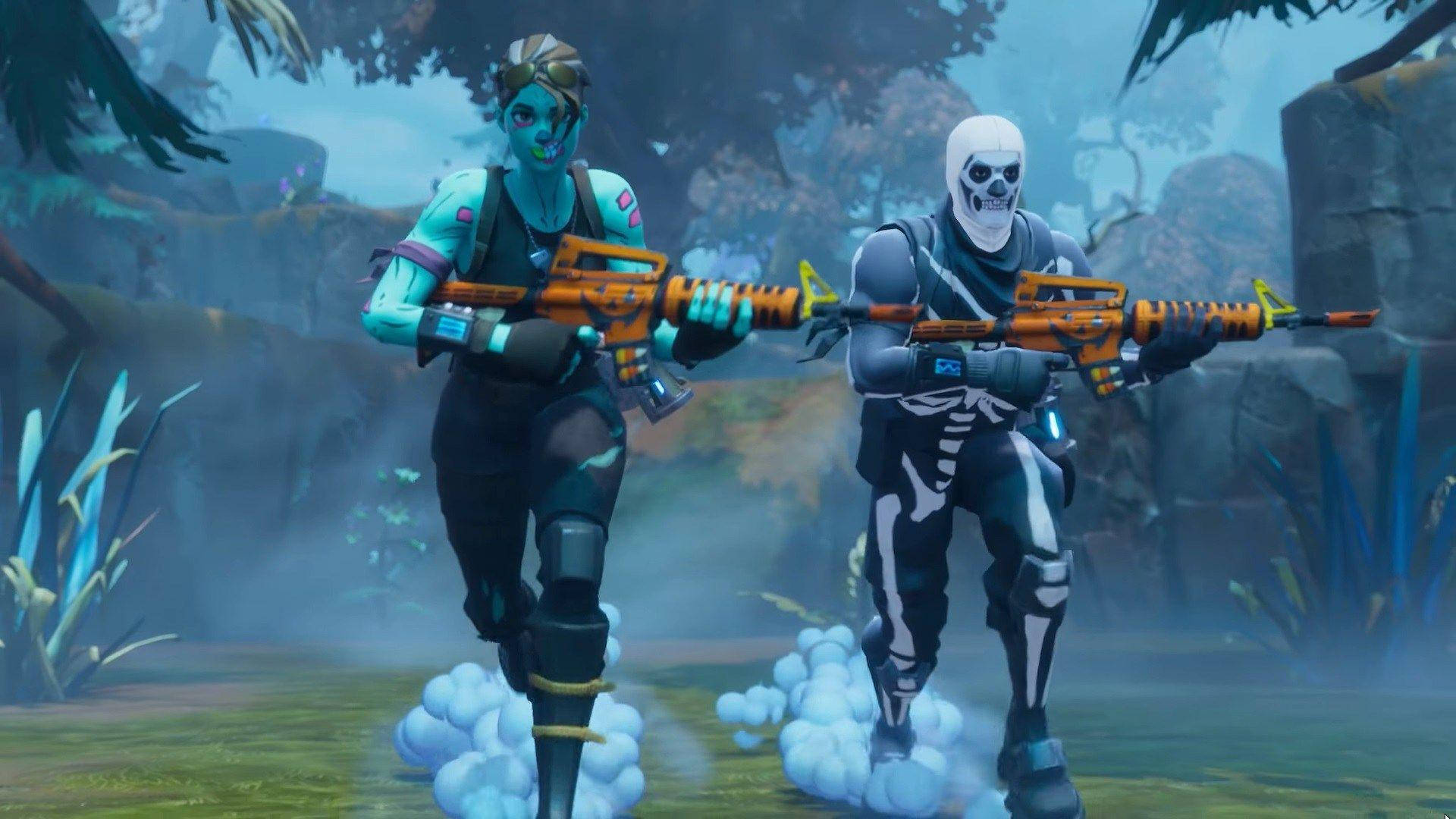 Fortnite 桌布 壁紙 — 兩個穿著骷髏主題服裝的Fortnite角色，在迷霧叢林中手持橙色突擊步槍奔跑。