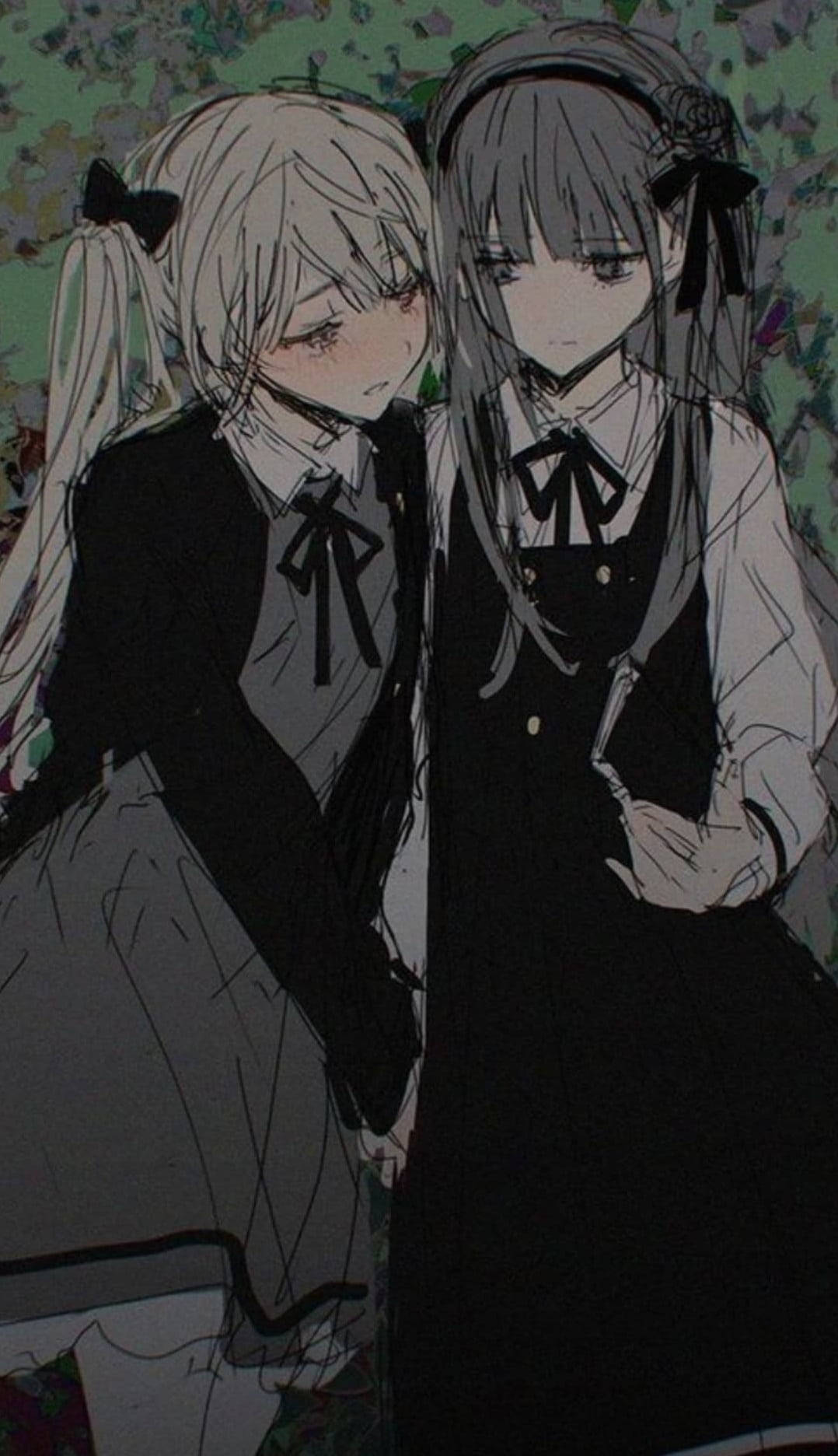 哥德 桌布 壁紙 — 兩個穿著黑色校服嘅動漫女仔喺花卉牆紙背景前拖住手。