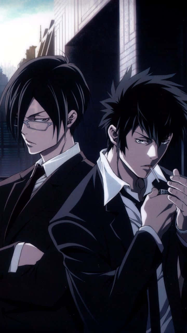 Shinya Kogami 桌布 壁紙 — 兩個穿著黑色西裝的動畫男人站在陰暗的城市小巷中，帶有戲劇性的燈光和強烈的表情。