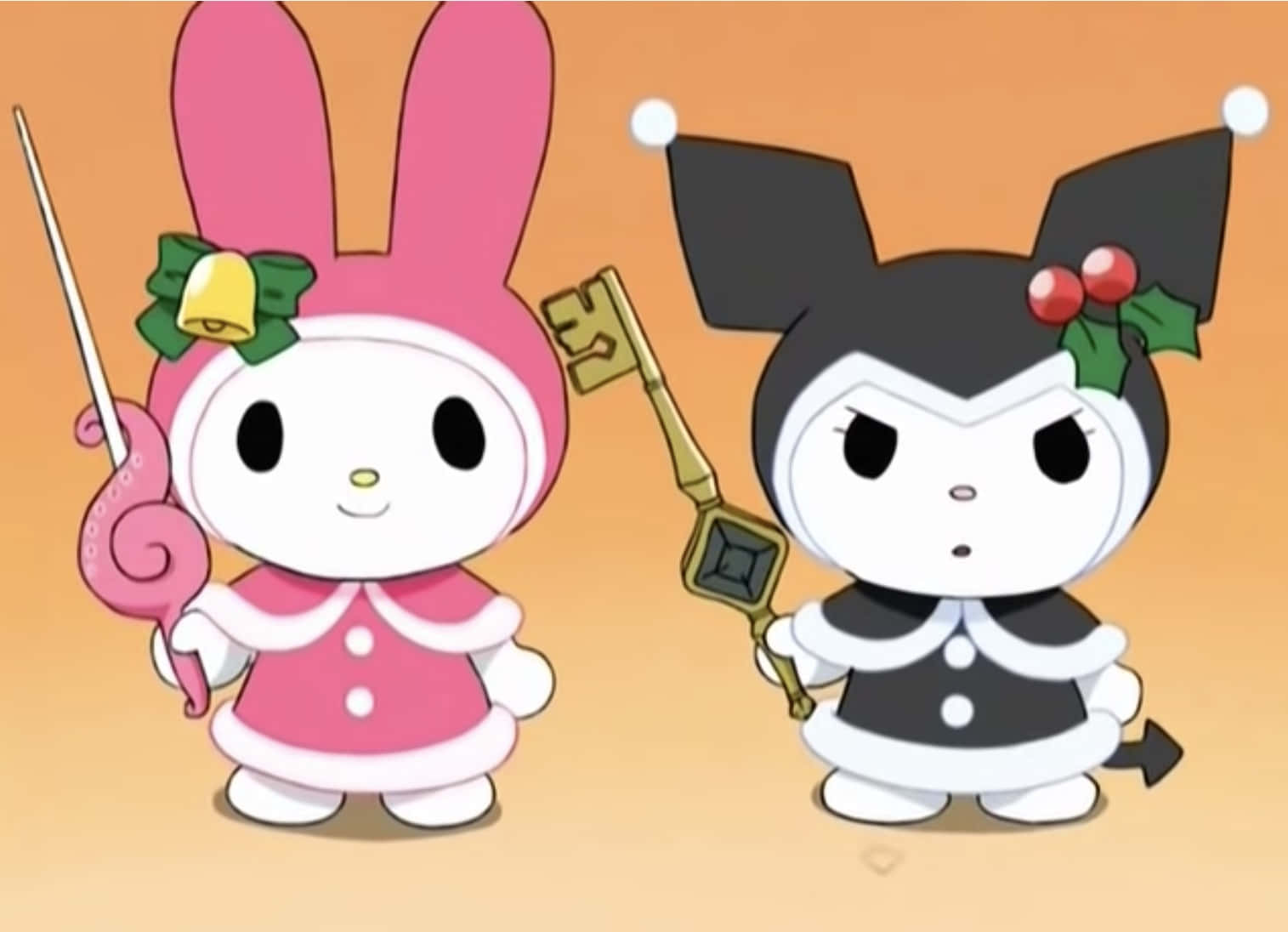 Kuromi Christmas 桌布 壁紙 — 兩個節日動漫角色 My Melody 和 Kuromi 穿著節日服裝，在溫暖的橙色背景前拿著裝飾鑰匙。