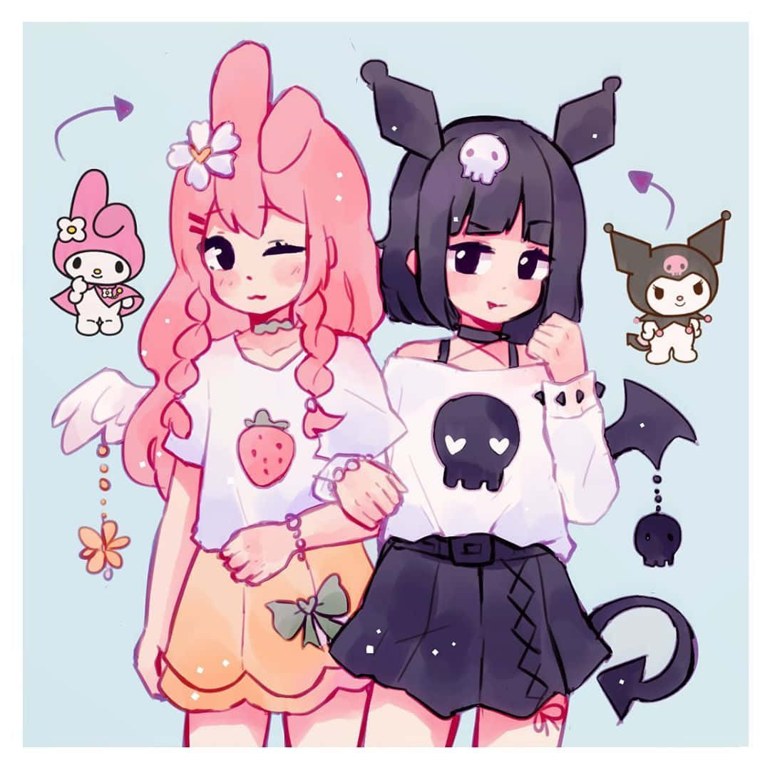 Kuromi Fanart 桌布 壁紙 — 兩個粉紅色和黑色惡魔主題的動漫女孩站在淺藍色背景前，周圍漂浮著My Melody和Kuromi毛絨玩具。