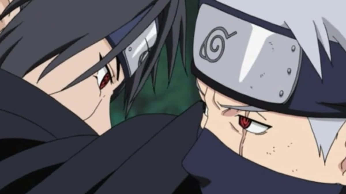 Kakashi And Itachi 桌布 壁紙 — 兩個紅眼、戴頭帶的動漫角色在緊張的特寫中對峙。