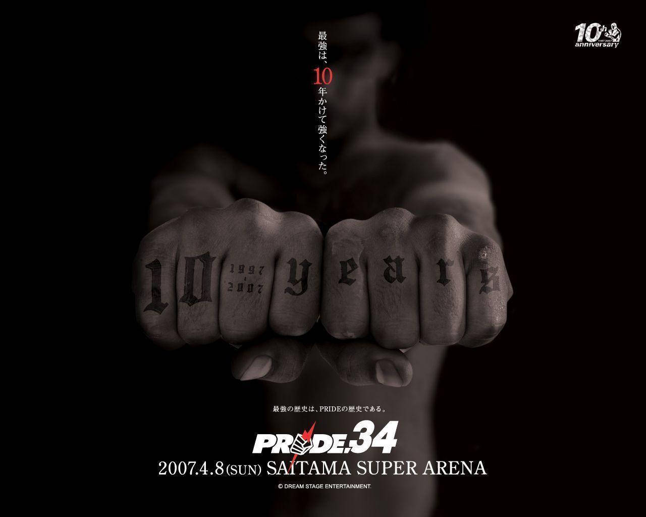 MMA Pride 34 壁紙 — 兩個紋身拳頭在黑色背景上展示「10年」，附有日文文字和活動詳情。
