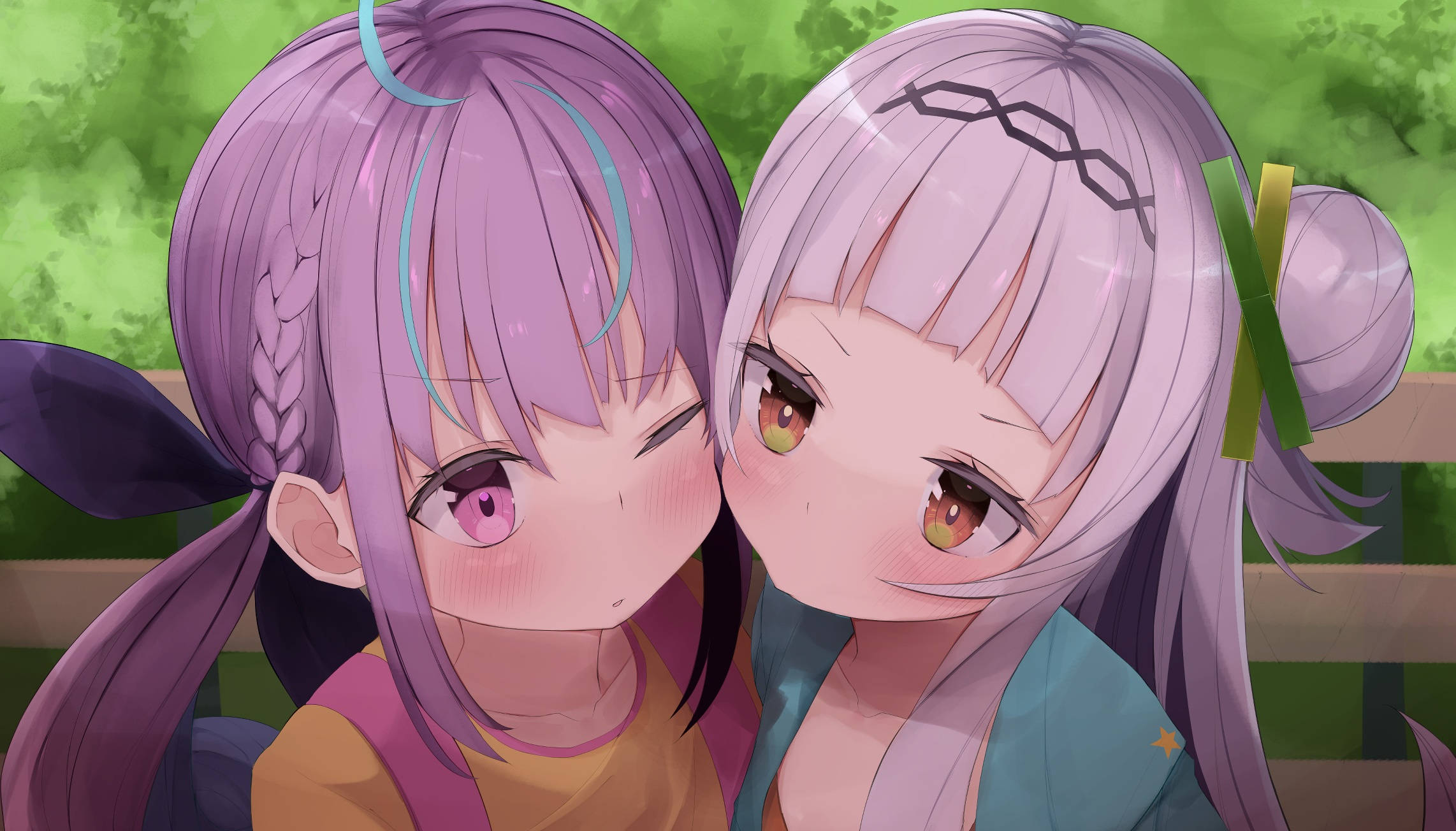 2nd Gen Hololive Girls Kissing 壁紙 — 兩個紫色頭髮的動漫女孩在戶外共享甜蜜時刻，背景是鬱鬱蔥蔥的綠色。
