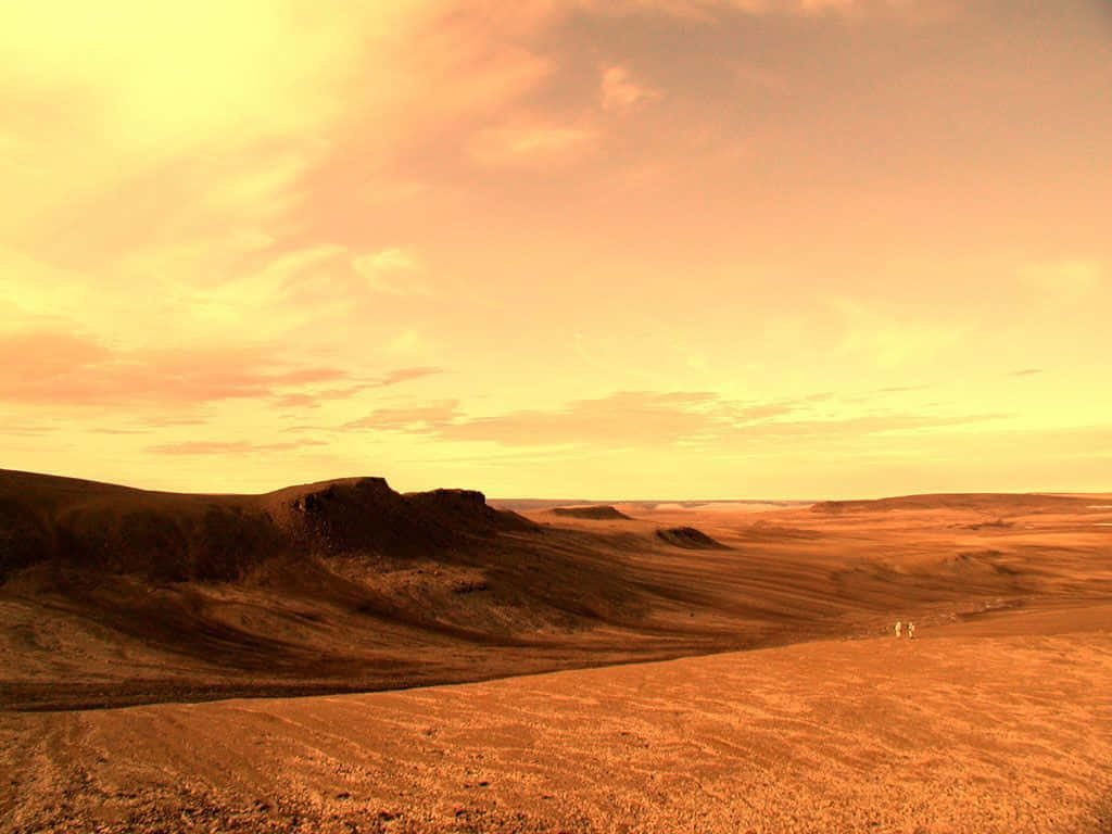 Mars Landscape 桌布 壁紙 — 兩個細小嘅人影喺溫暖金色夕陽天空下，穿越廣闊嘅橙色沙漠。
